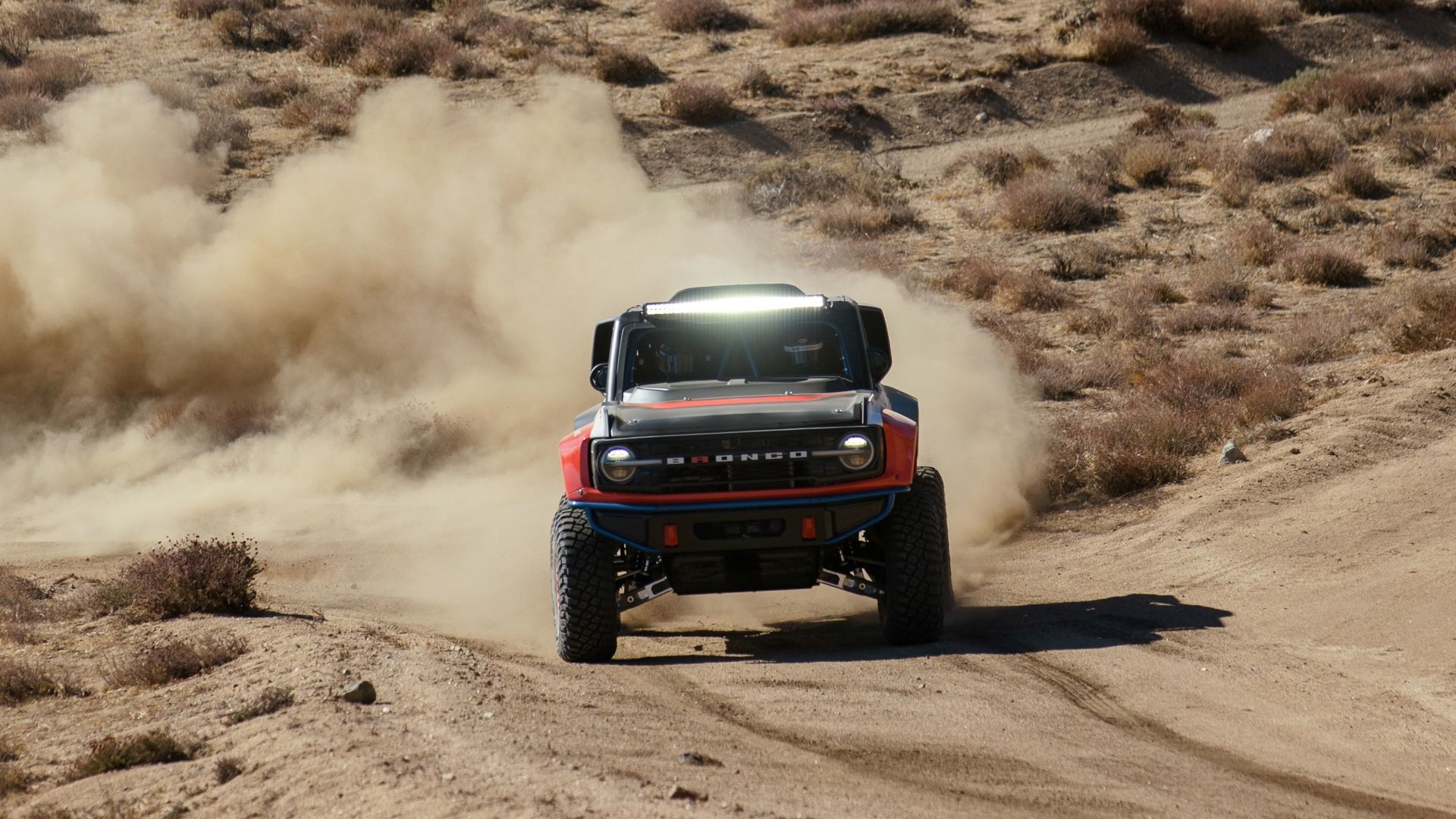 Foto de ação frontal do Ford Bronco DR 2023