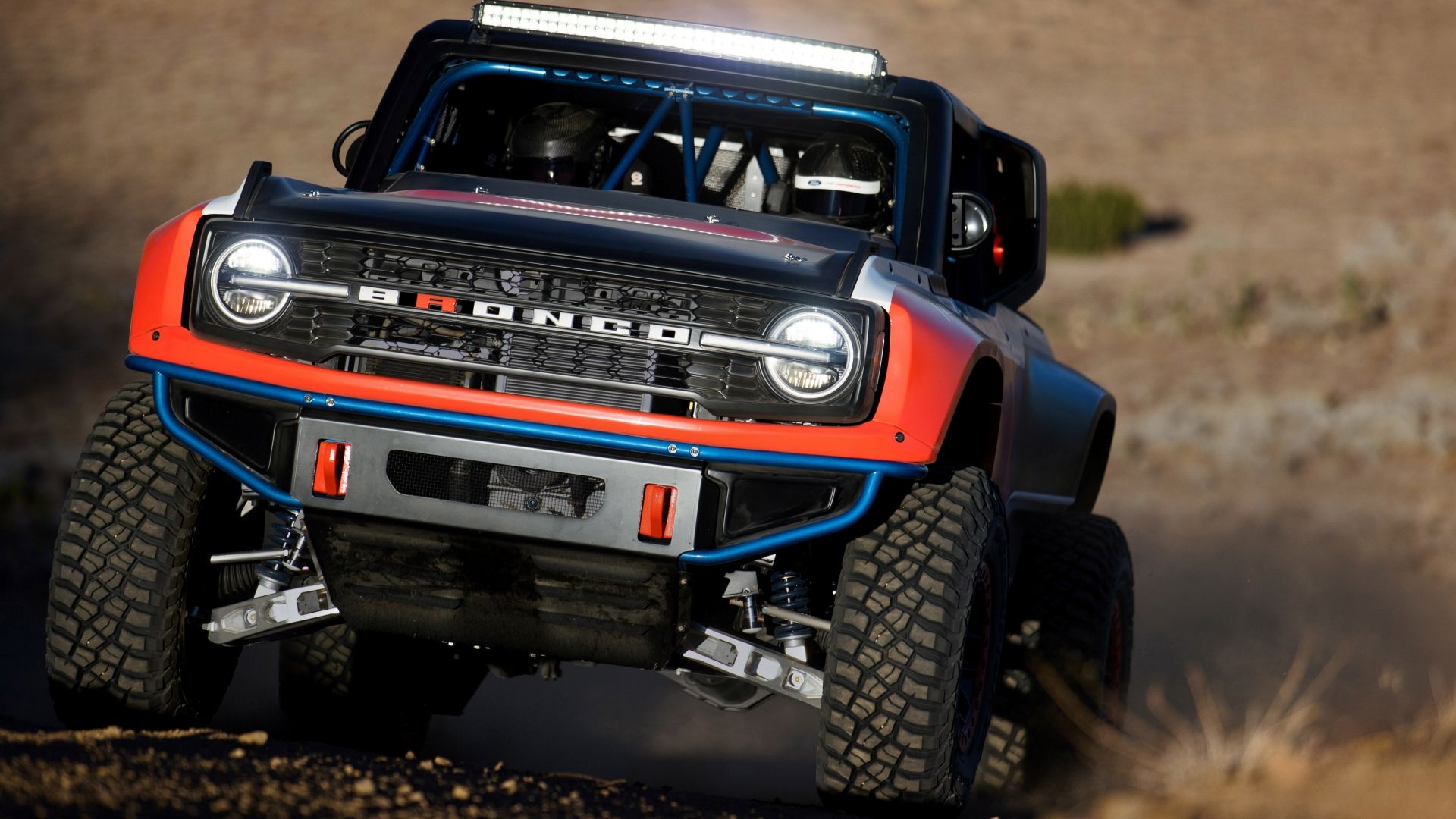 Foto de ação frontal do Ford Bronco DR 2023