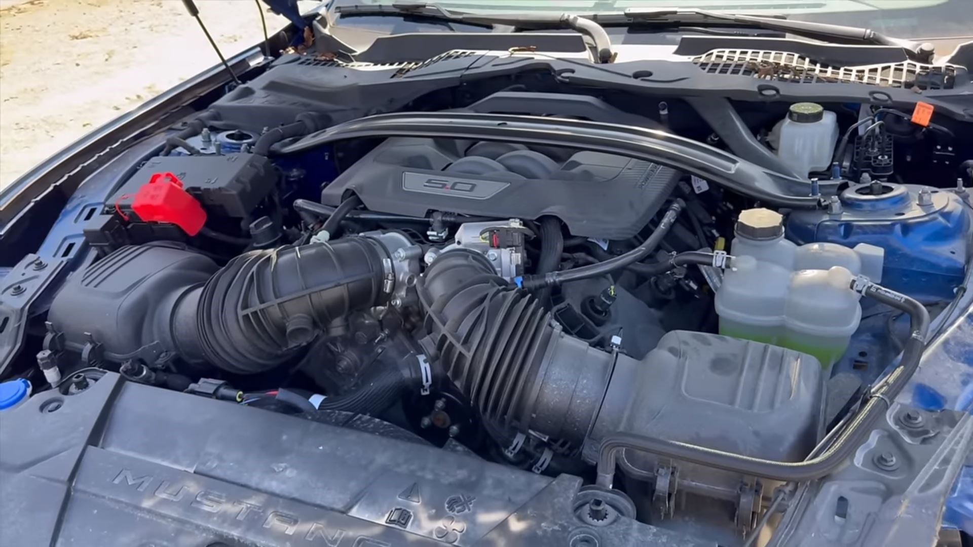 Compartimento do motor Ford Mustang GT 2024