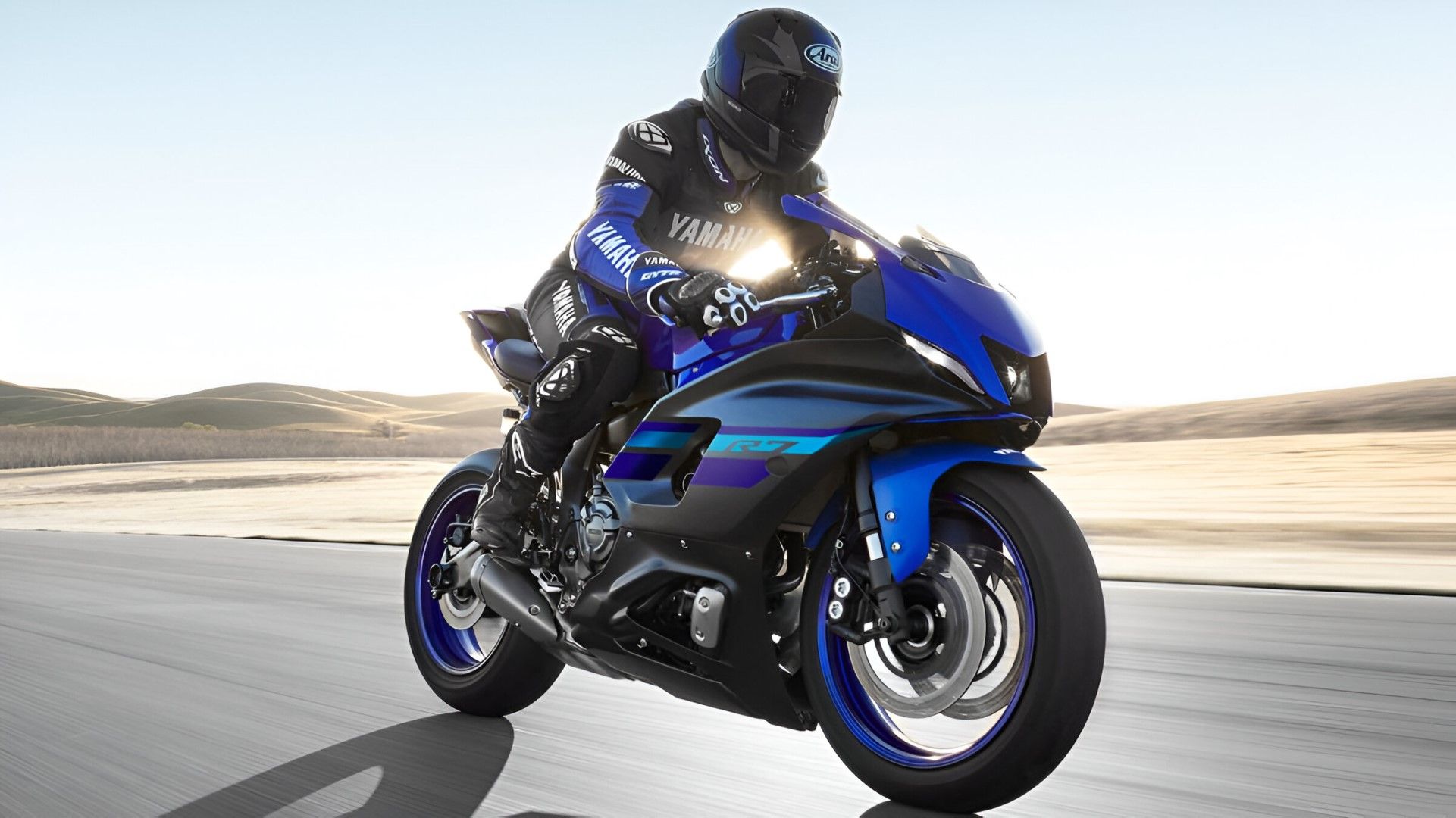 2024 Yamaha R7 em Icon Blue na vista frontal do terceiro quarto da pista