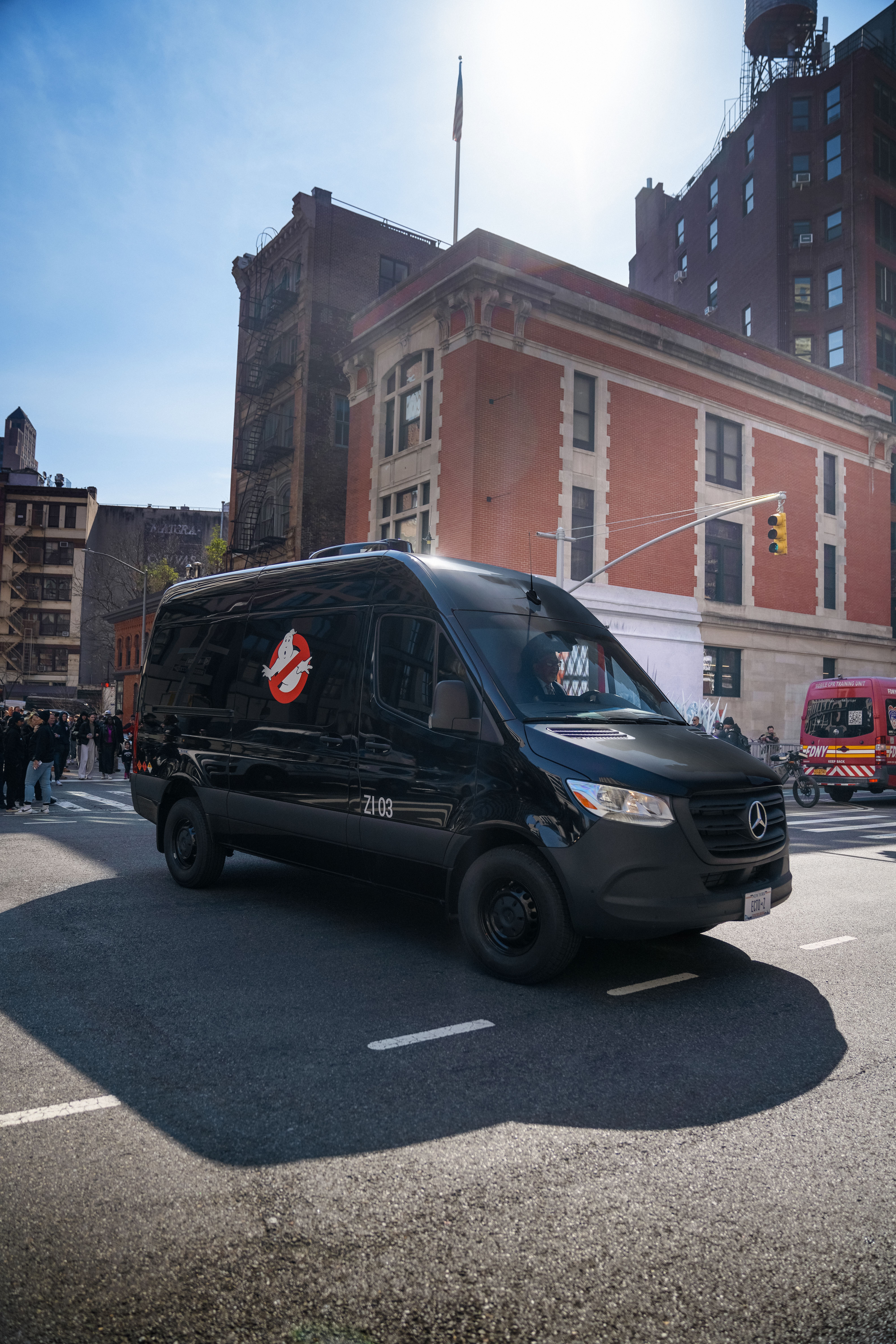 Mercedes-Benz Sprinter ECTO-Z preto em frente ao Corpo de Bombeiros dos Caça-Fantasmas em Nova York