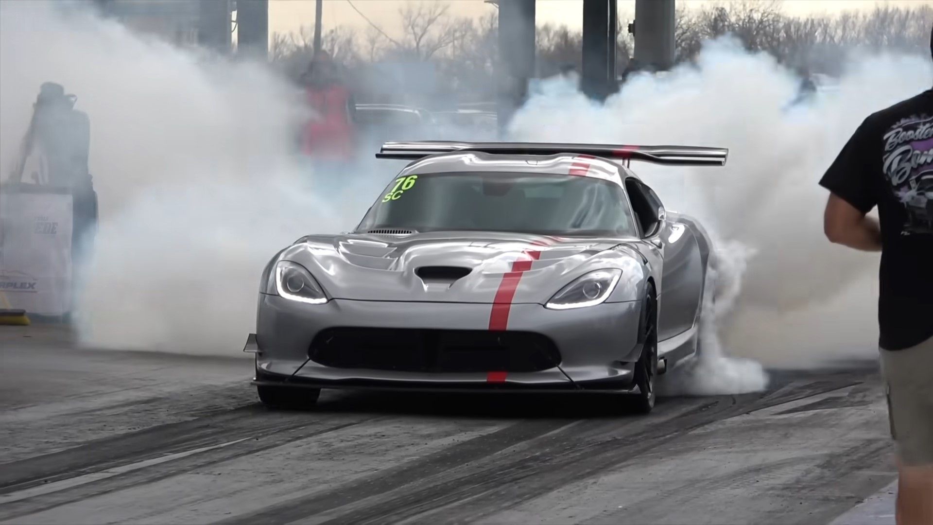 Um Dodge Viper ACR 2016 prateado fazendo uma foto frontal queimada