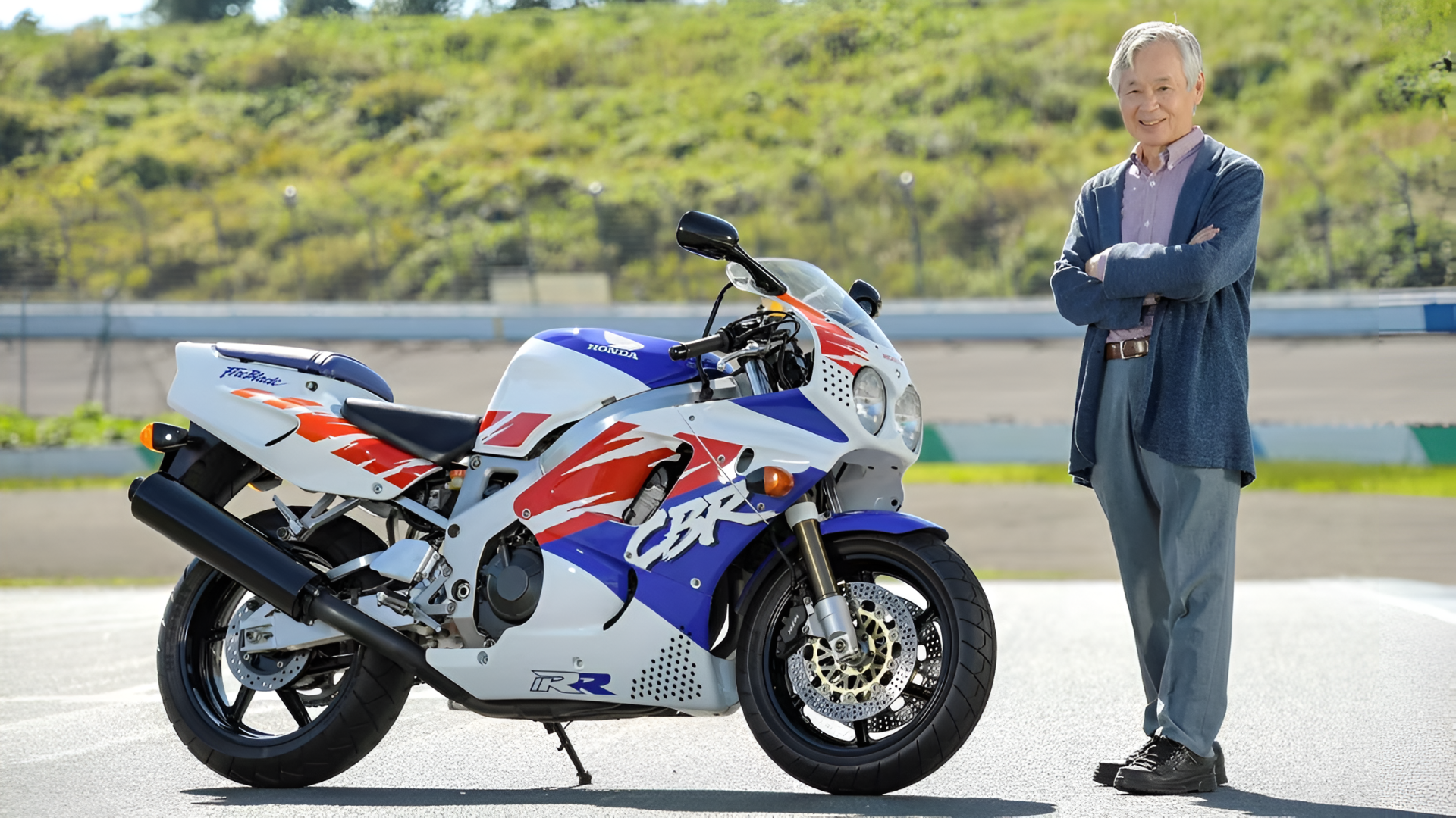 Tadao Baba com sua amada criação - a Honda CBR900RR FireBlade 1992 em um quadro