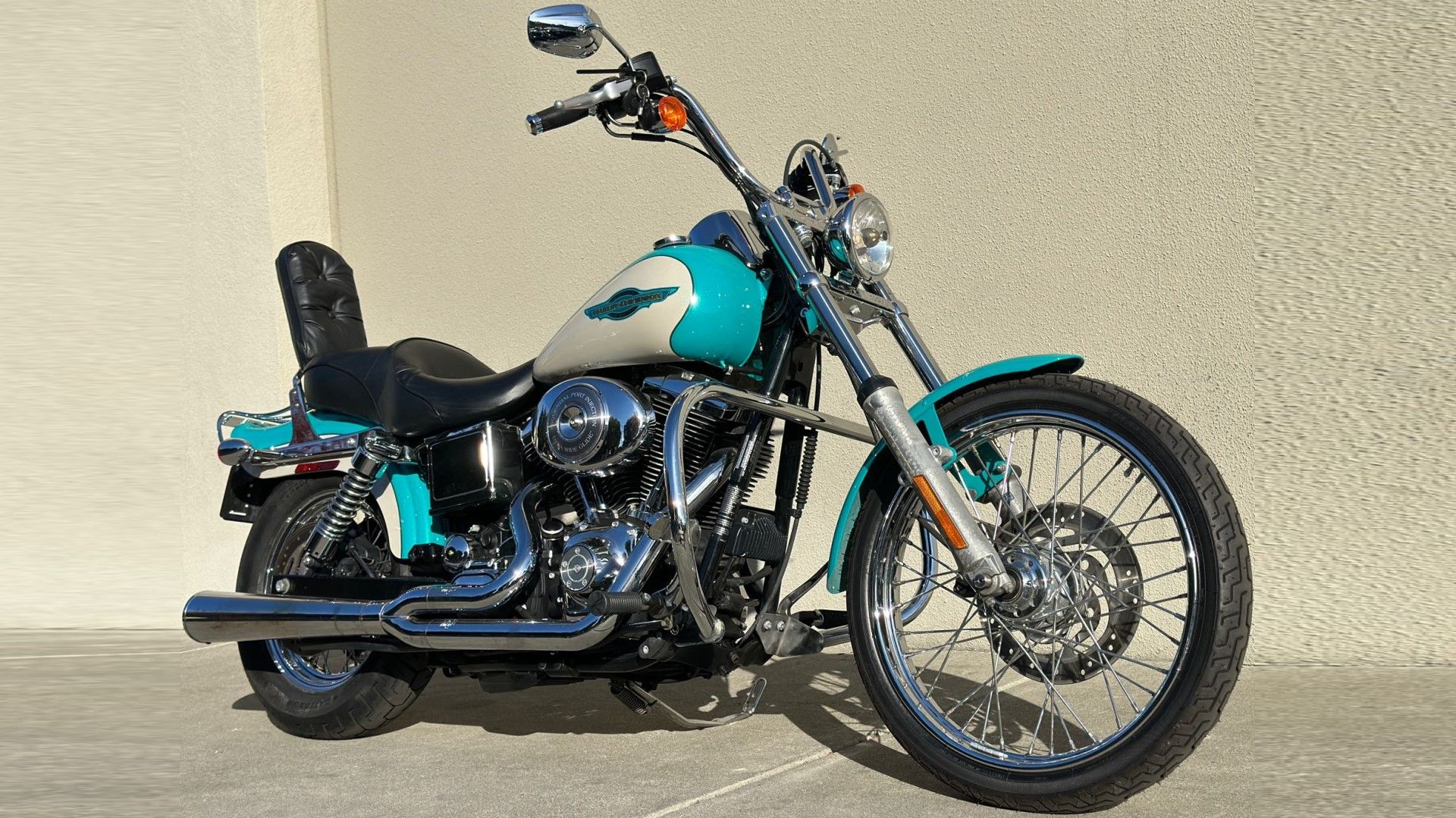 Vista frontal do terceiro quarto da HARLEY-DAVIDSON DYNA WIDE GLIDE 2005
