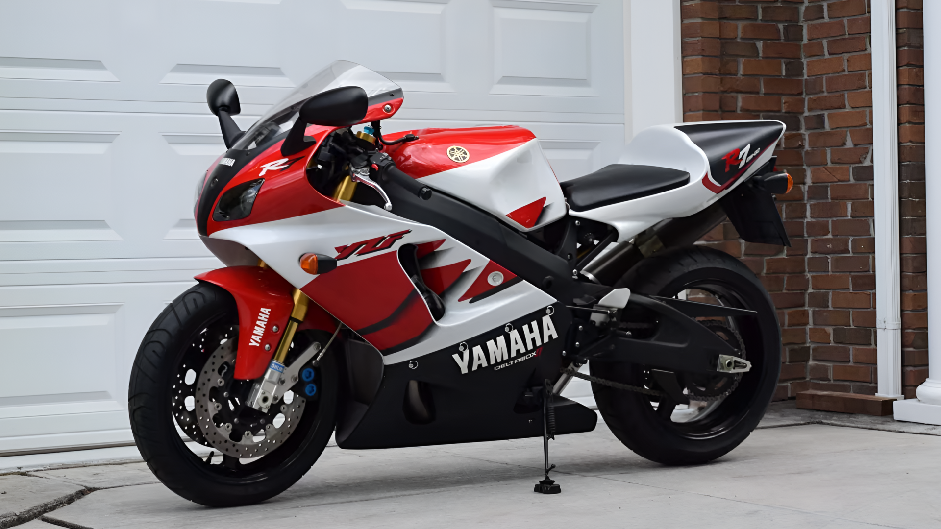 Vista frontal do terceiro quarto da Yamaha YZF-R7 OW02 de 1999