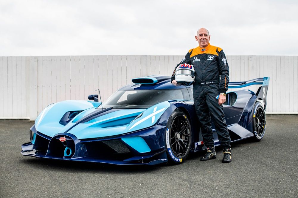 Andy Wallace ao lado de um Bugatti Bolide