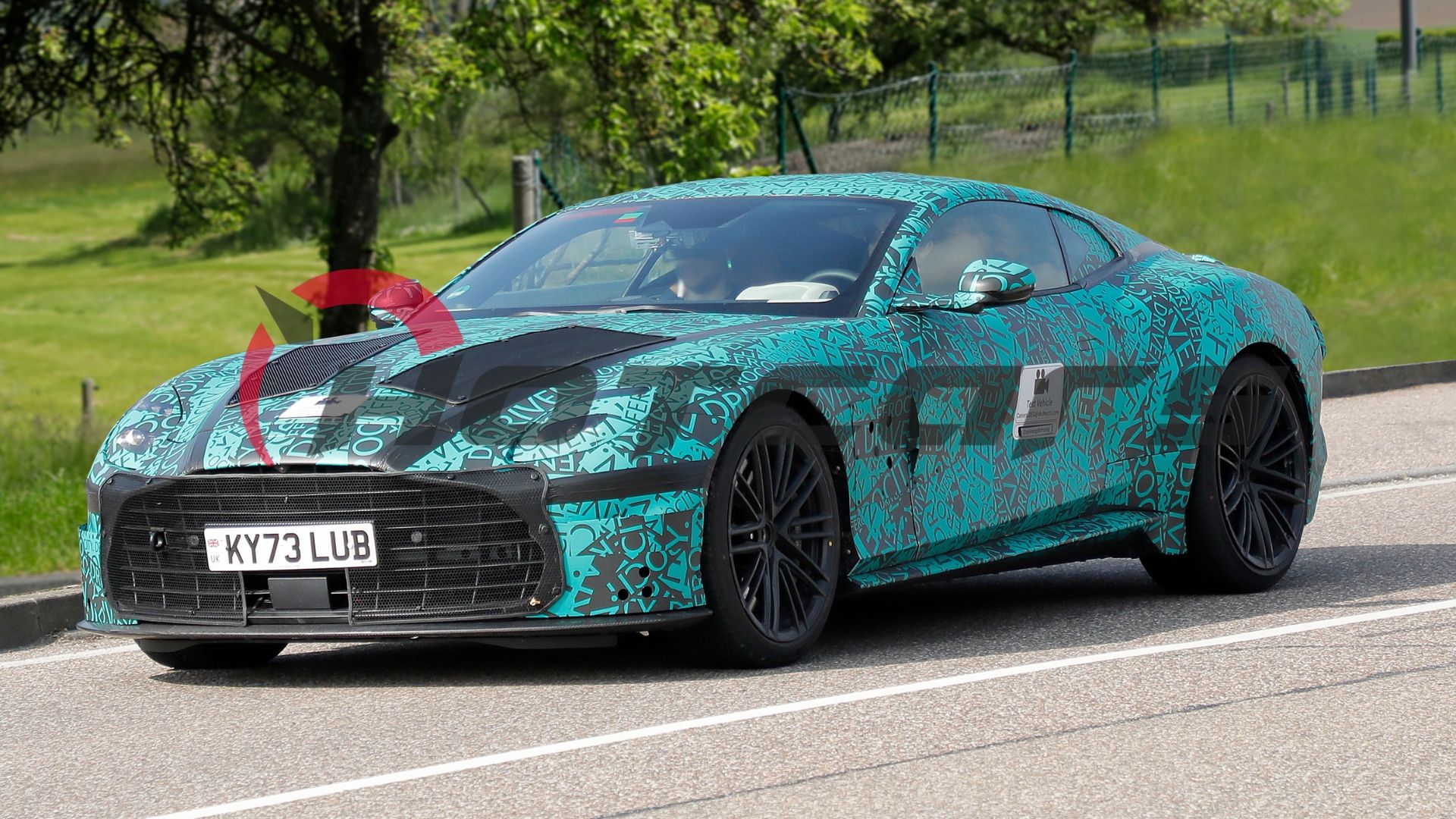 Novo Aston Martin DBS espião baleado na frente esquerda
