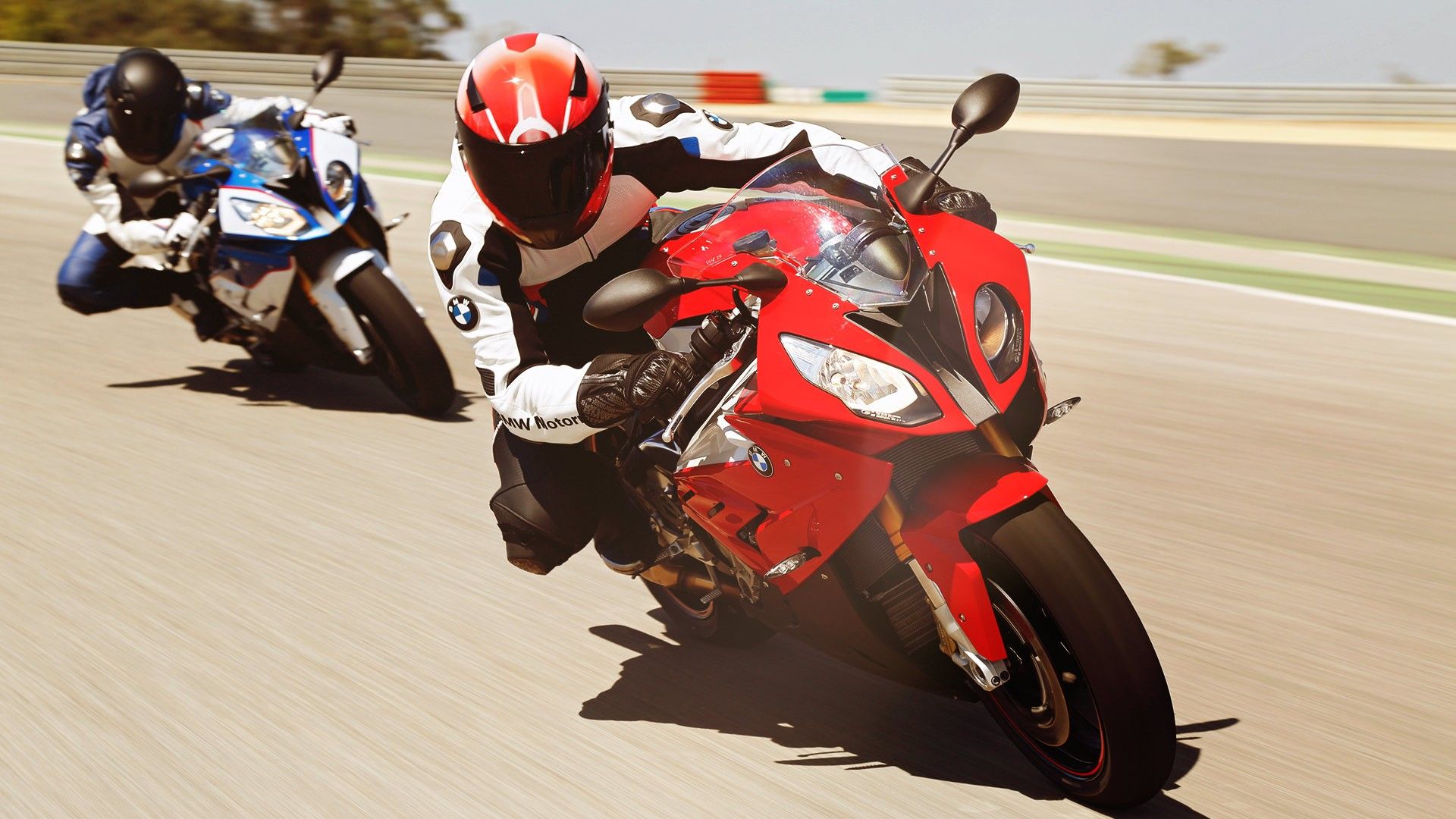 2016 BMW S 1000 RR fazendo curvas em uma pista de corrida