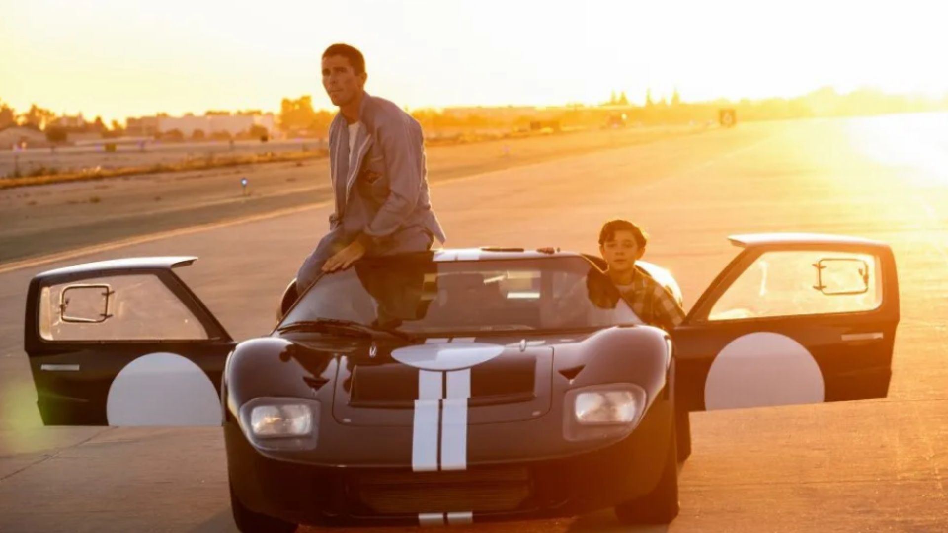 Ford v Ferrari J-Car preto com listras brancas