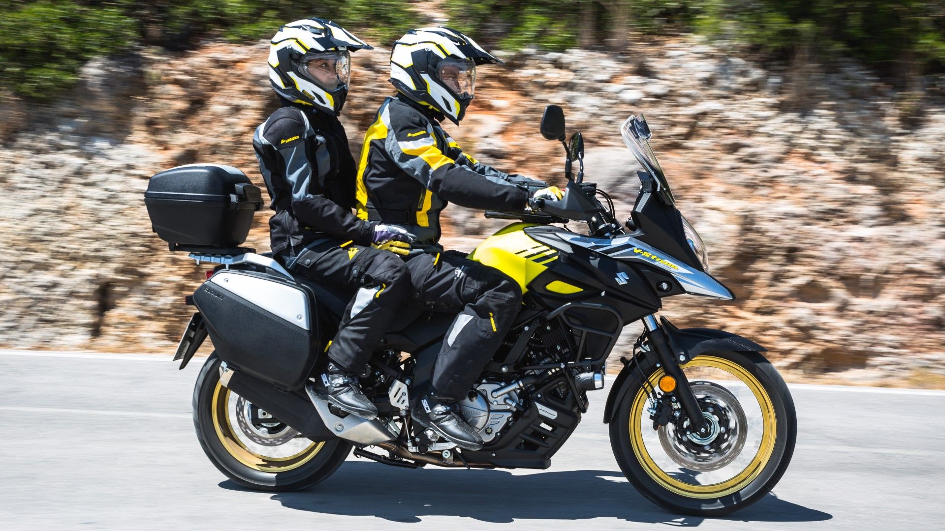 Suzuki V-Strom 650 XT vista de perfil lateral totalmente carregada