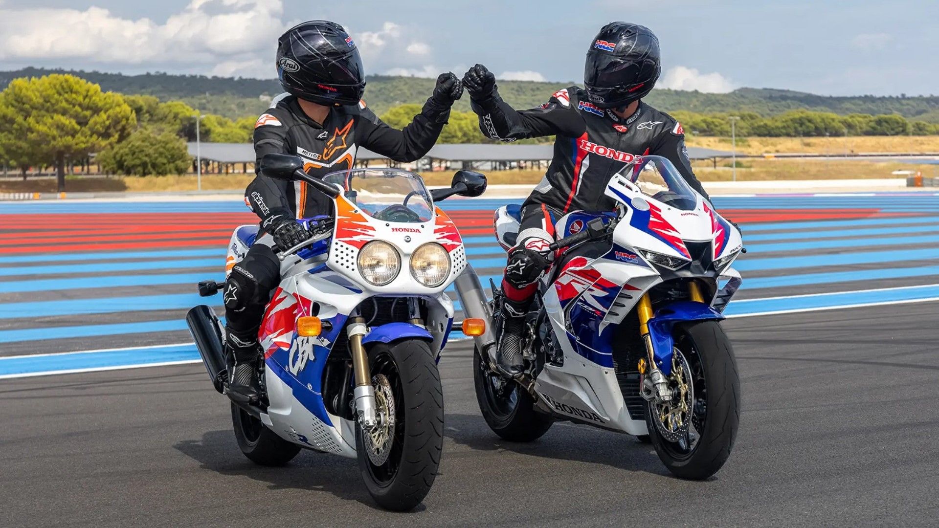 Honda CBR900RR 1992 e a mais recente FireBlade 2024 em um quadro