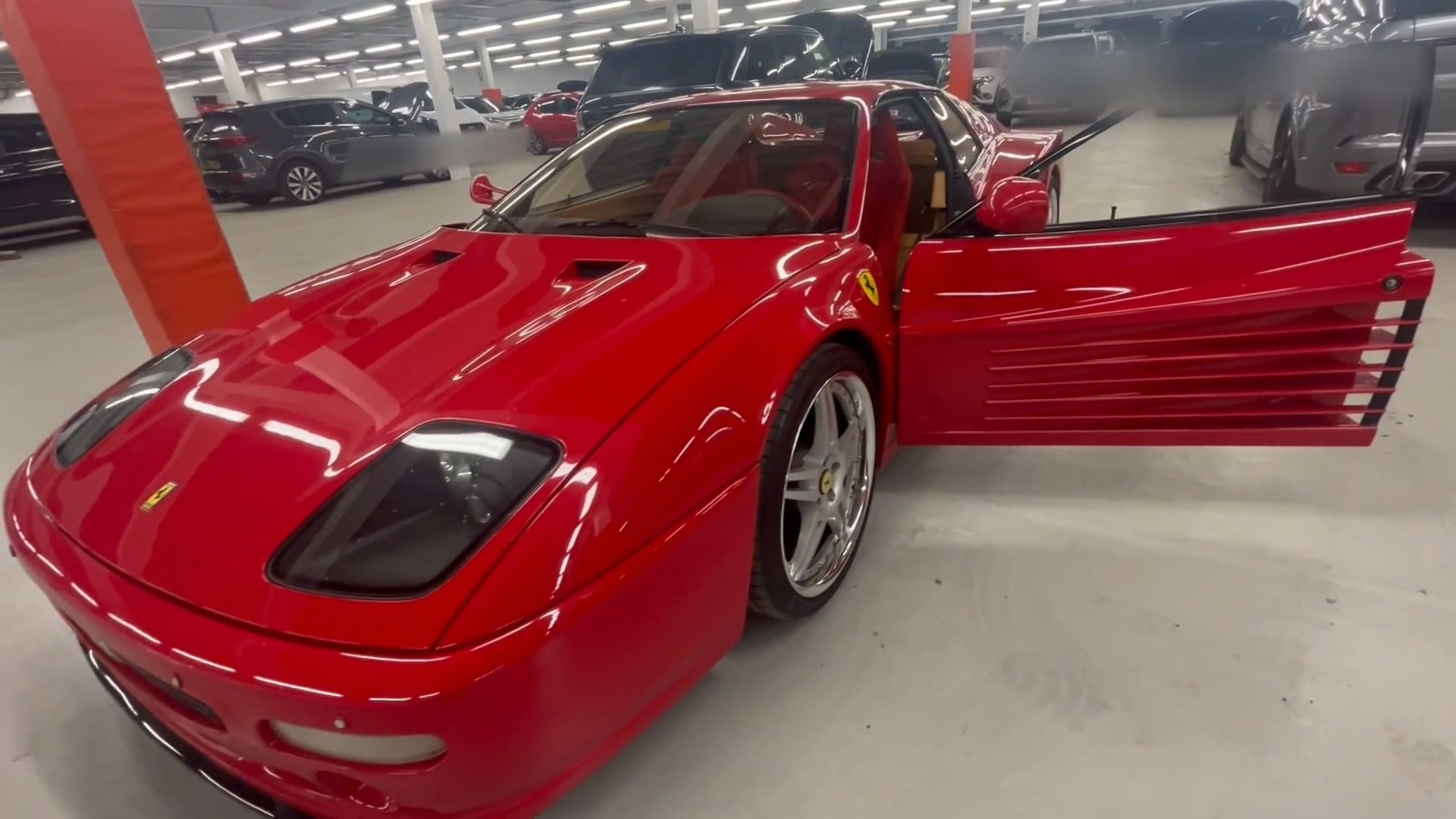 Closeup frontal do quarto Ferrari F512M