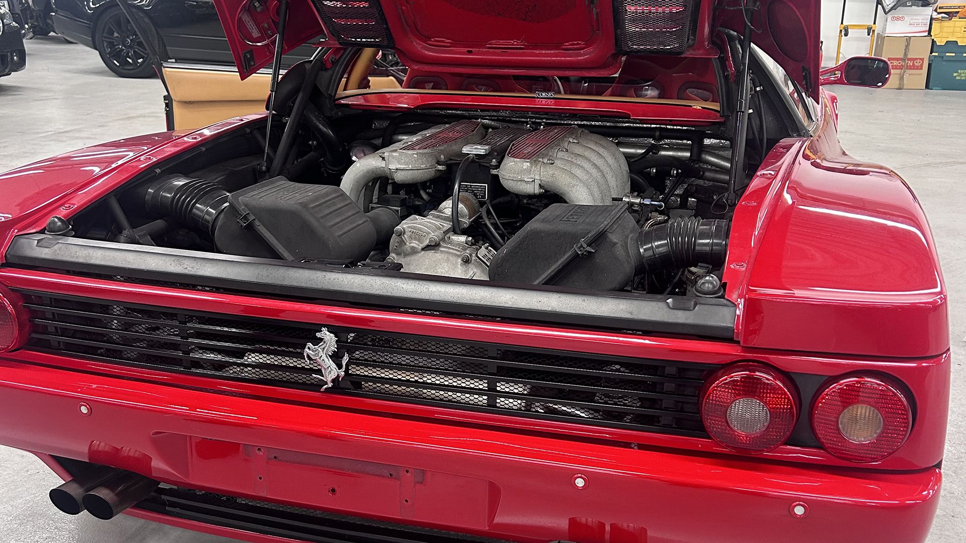 Capô traseiro Ferrari F512M aberto