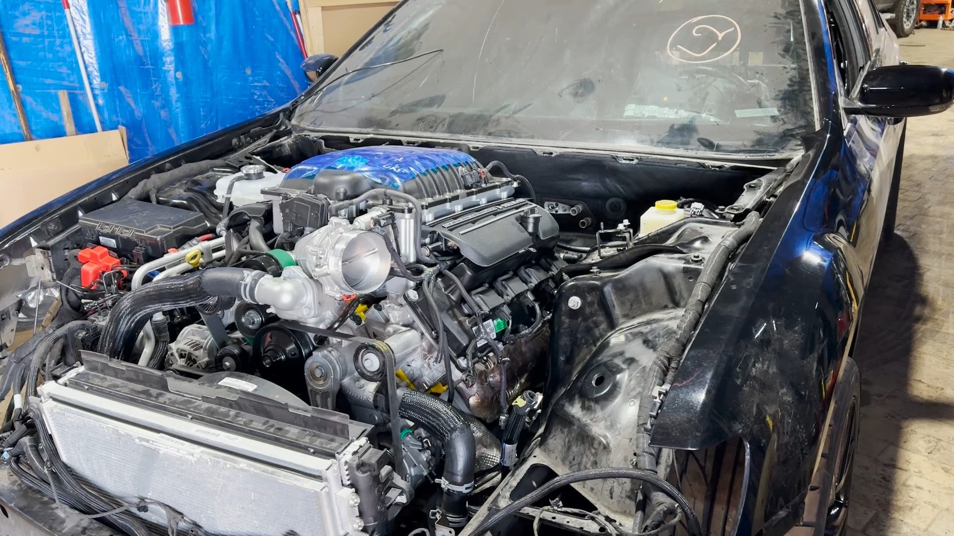 Um Chrysler 300 preto 2021 com uma foto frontal de troca Hellephant V8