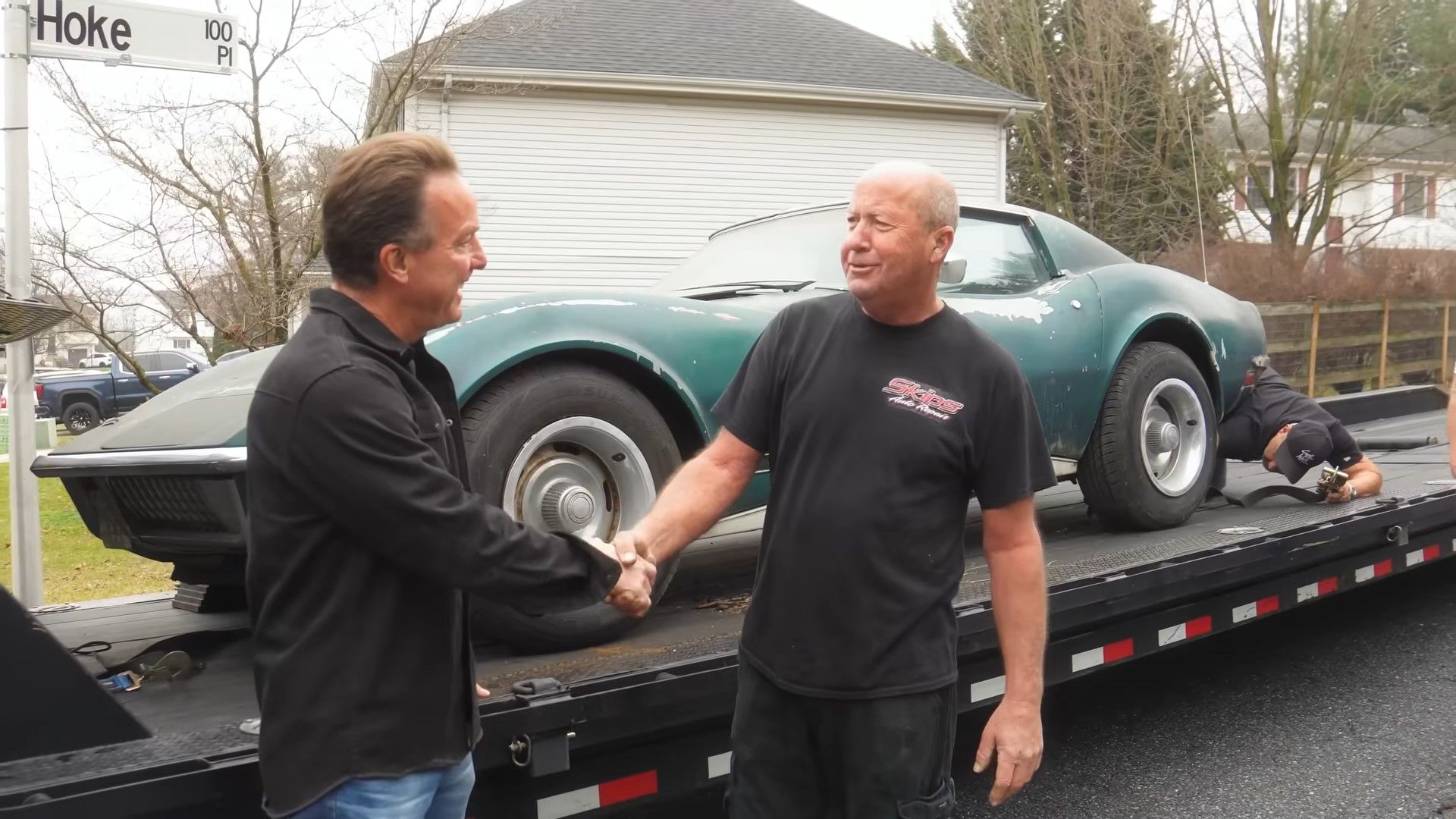 Um Chevrolet Corvette LS6 ZR-2 C3 1971 verde com foto frontal de Dennis Collins