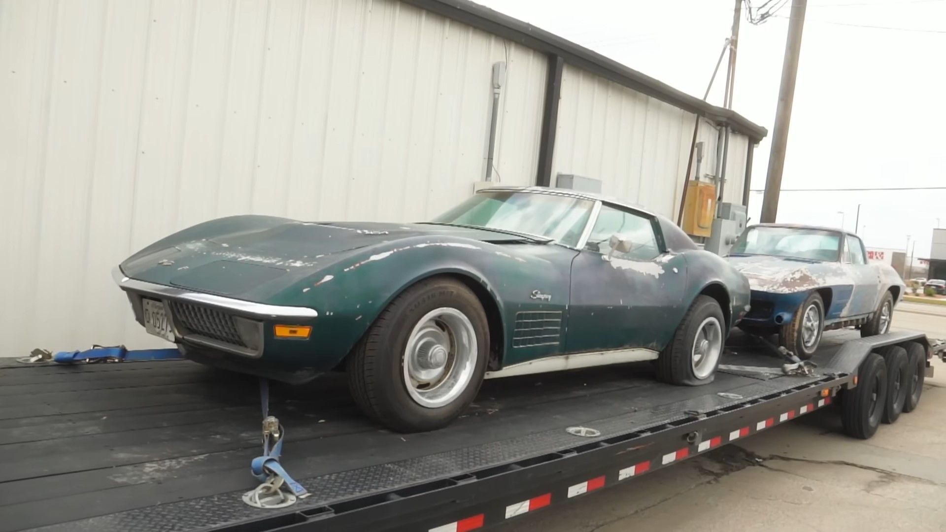 Um Chevrolet Corvette LS6 ZR-2 C3 1971 verde na frente de um trailer