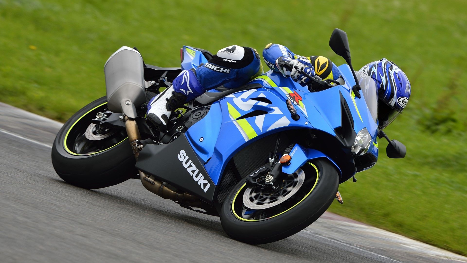 2017 Suzuki GSX-R1000 fazendo curvas em uma pista de corrida