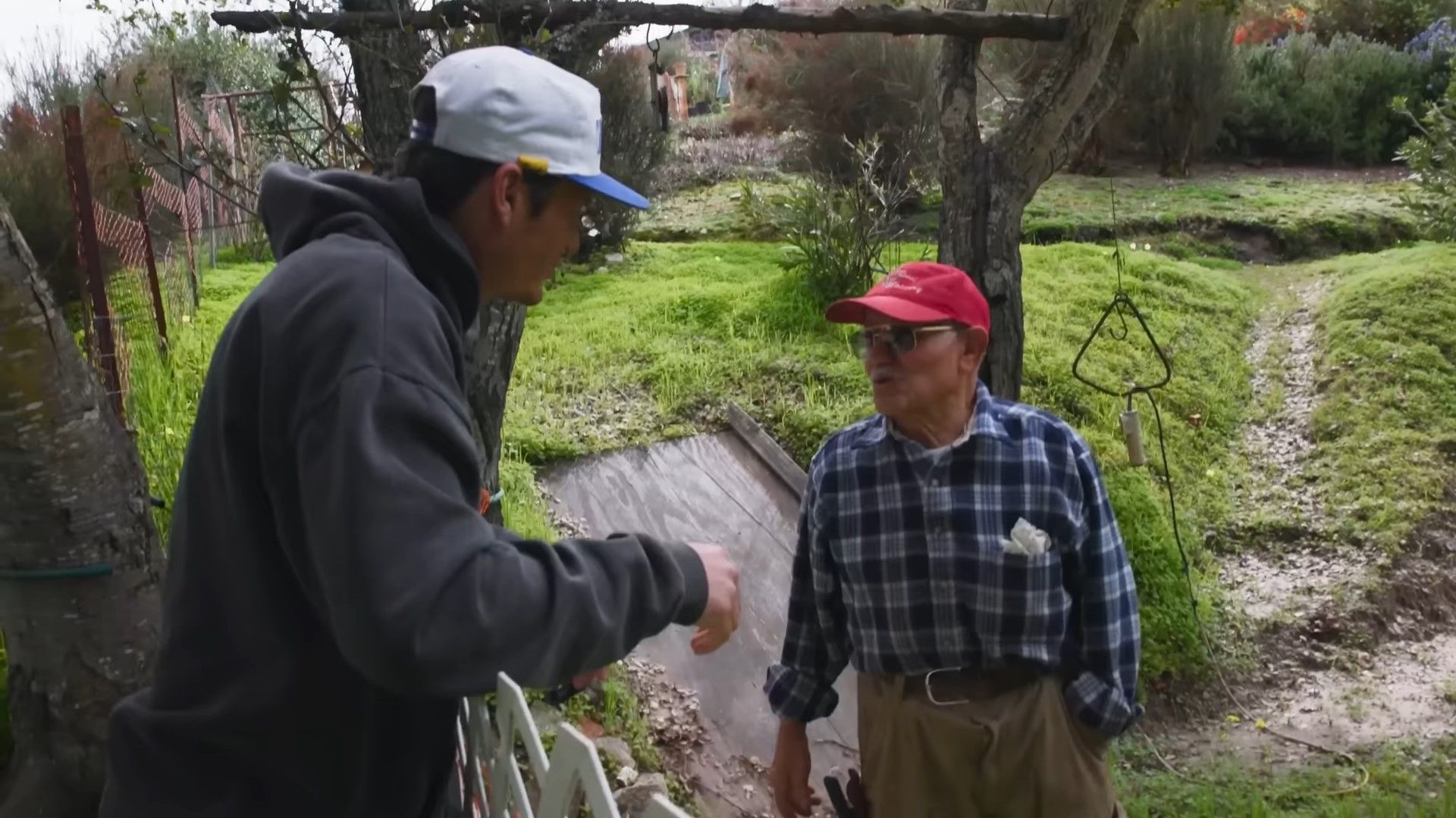 Jerimiah Burton conversando com morador de Monterey