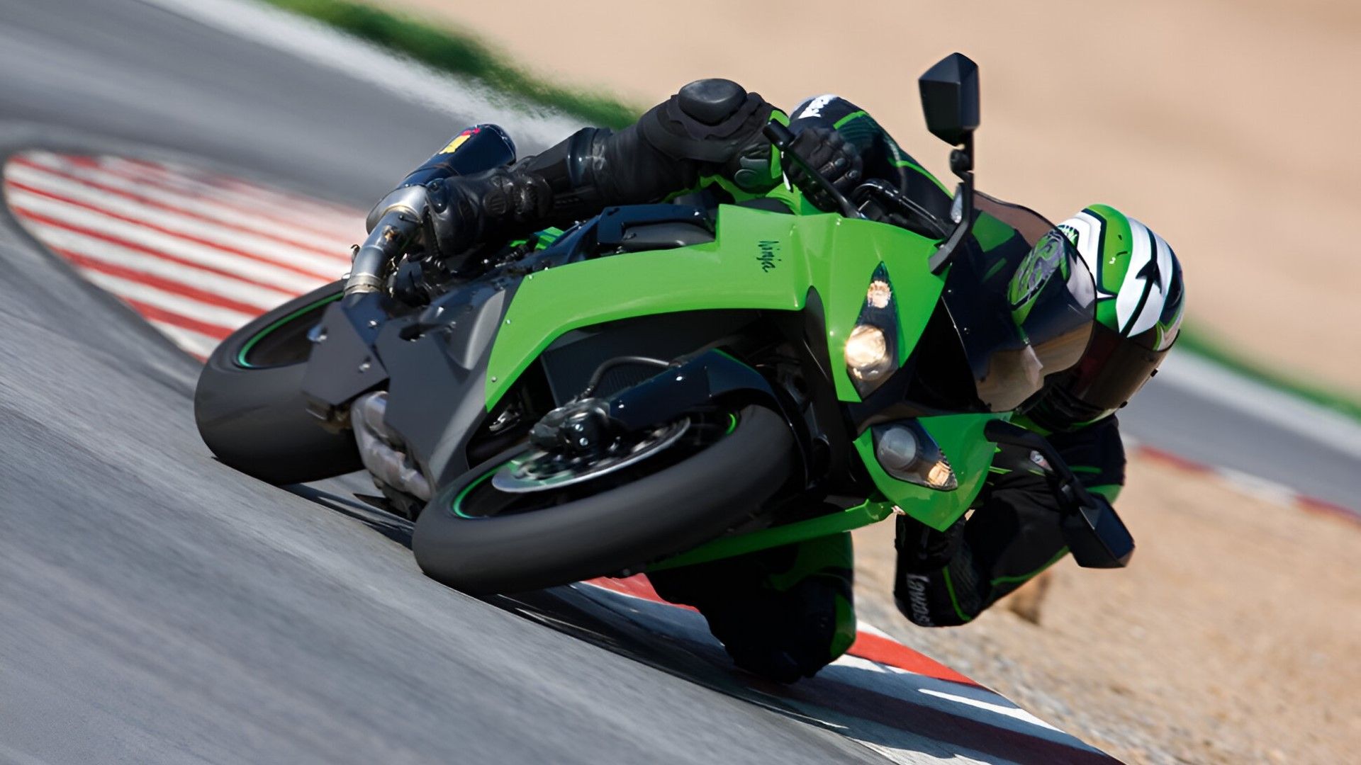 Kawasaki Ninja ZX-10R 2008 fazendo curvas em uma pista de corrida