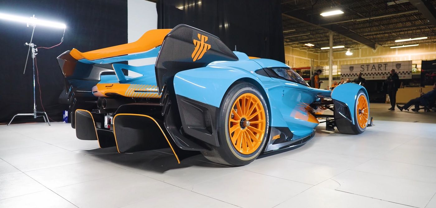 Traseira McLaren Solus GT laranja e azul