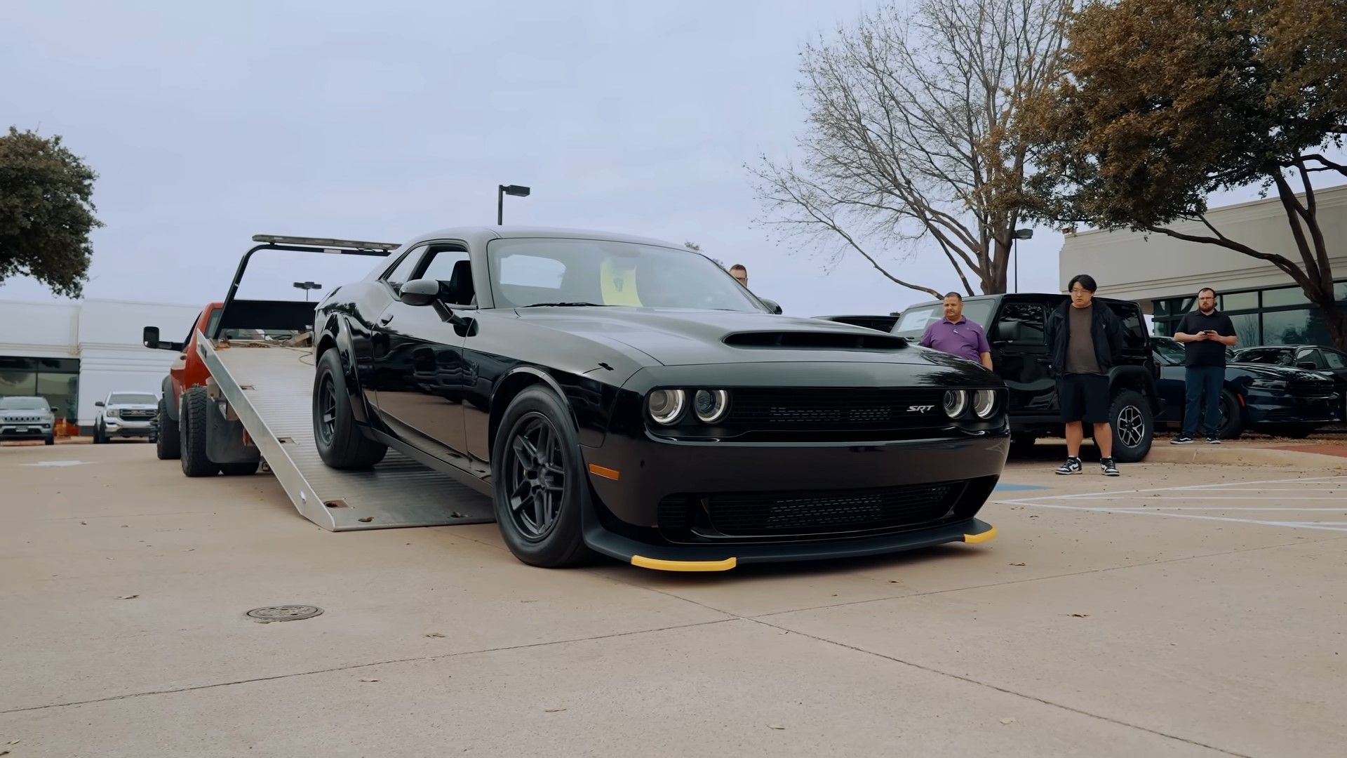 Um Dodge Demon 170 preto 2023 na frente de um trailer