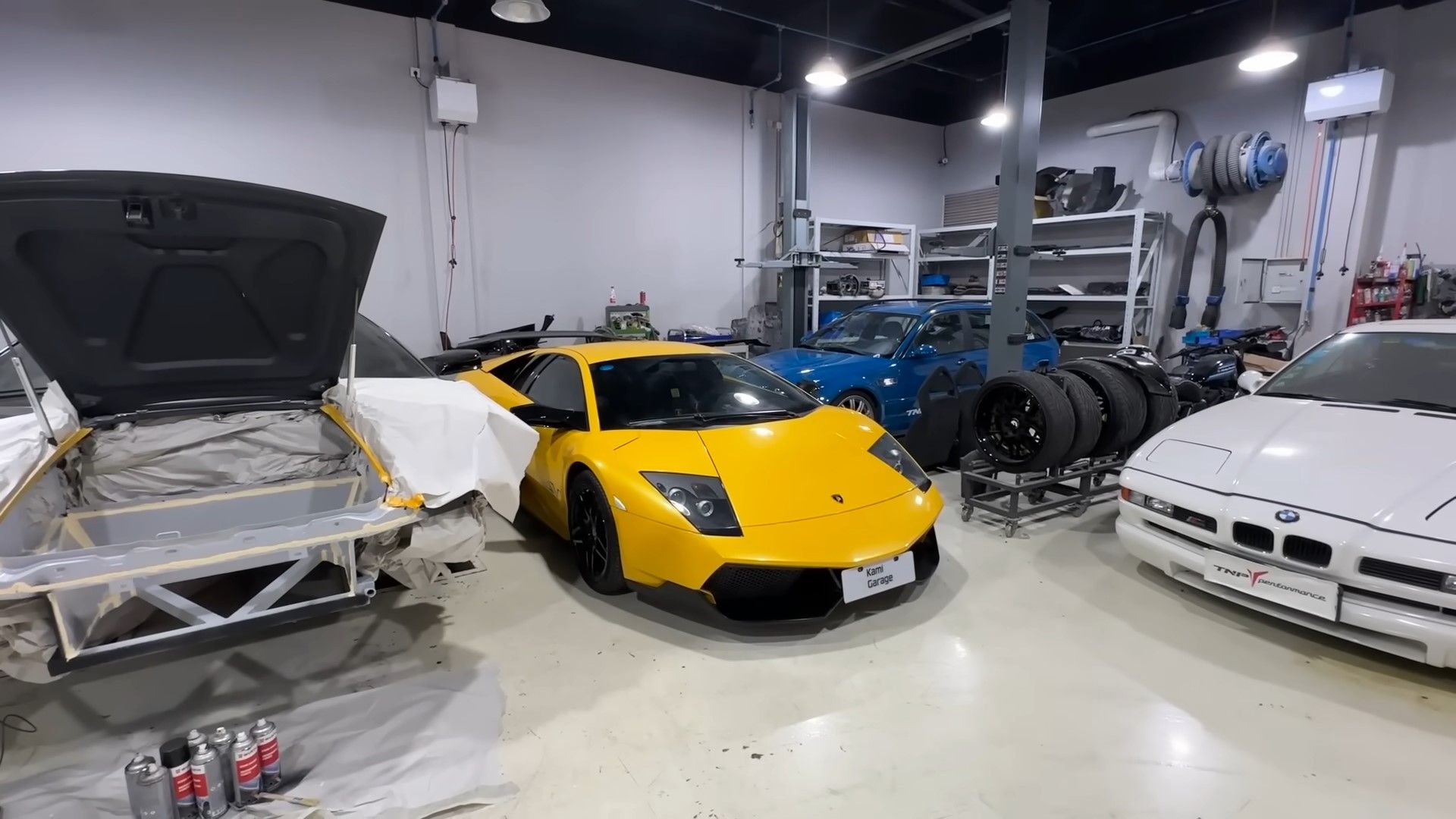 Um Lamborghini Murcielago LP670-4 SV amarelo 2010 na frente do quarto
