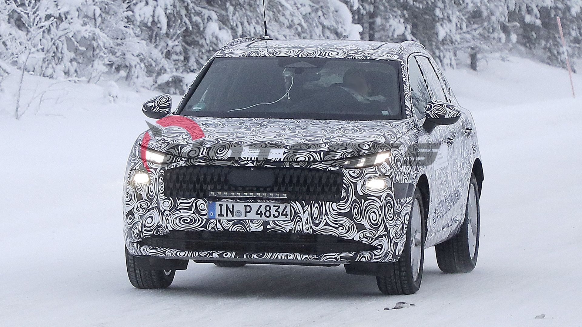 Avistei Audi Q3 na neve, frente.