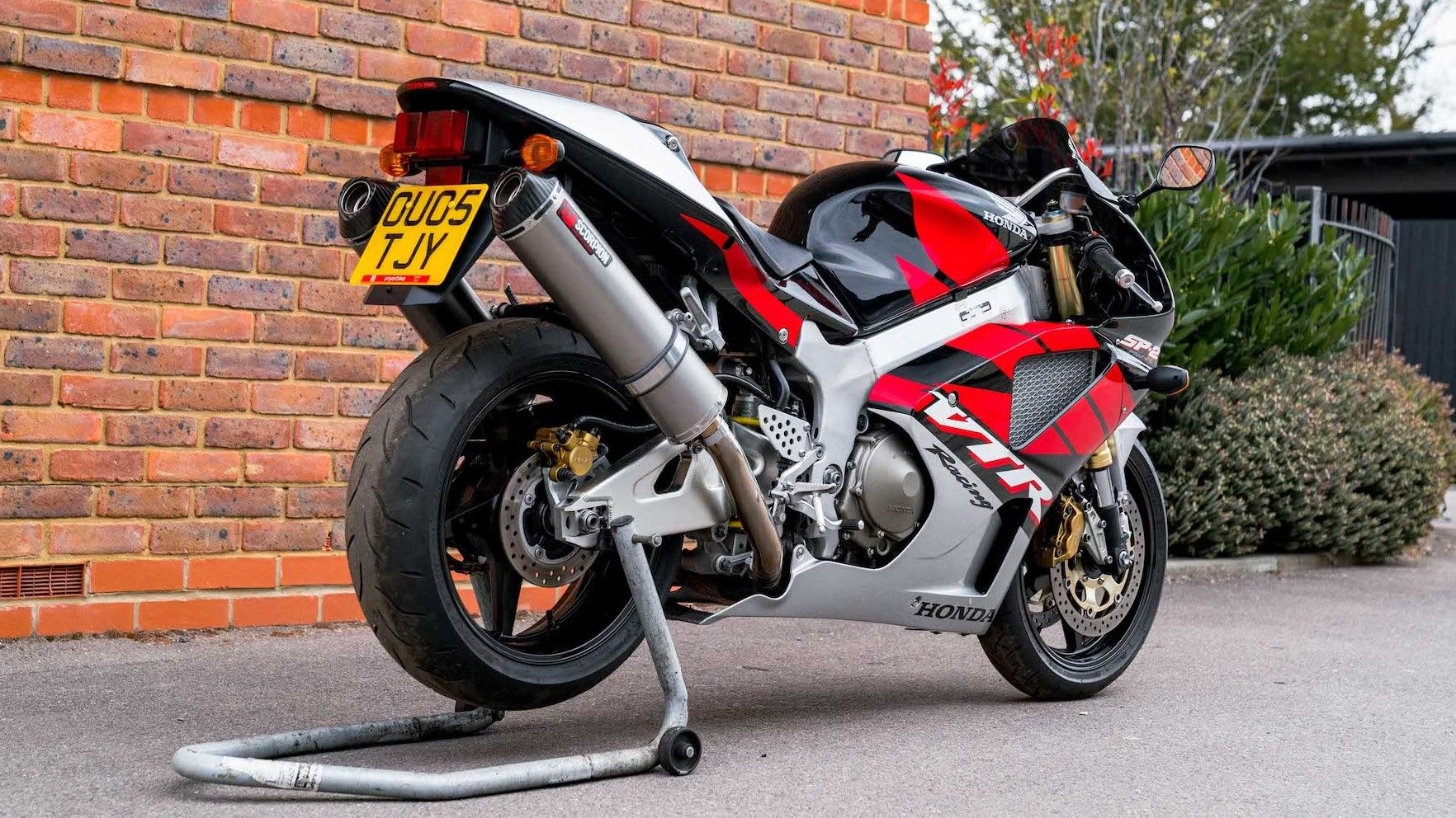 2005 HONDA VTR 1000 SP2 tem uma visão traseira do terceiro trimestre de design musculoso