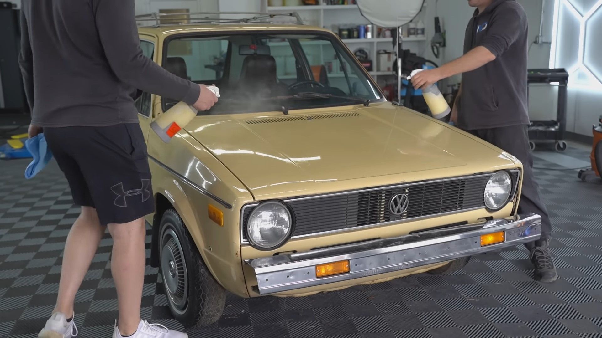 Uma foto frontal do celeiro creme 1979 MK1 Volkswagen Rabbit C Diesel