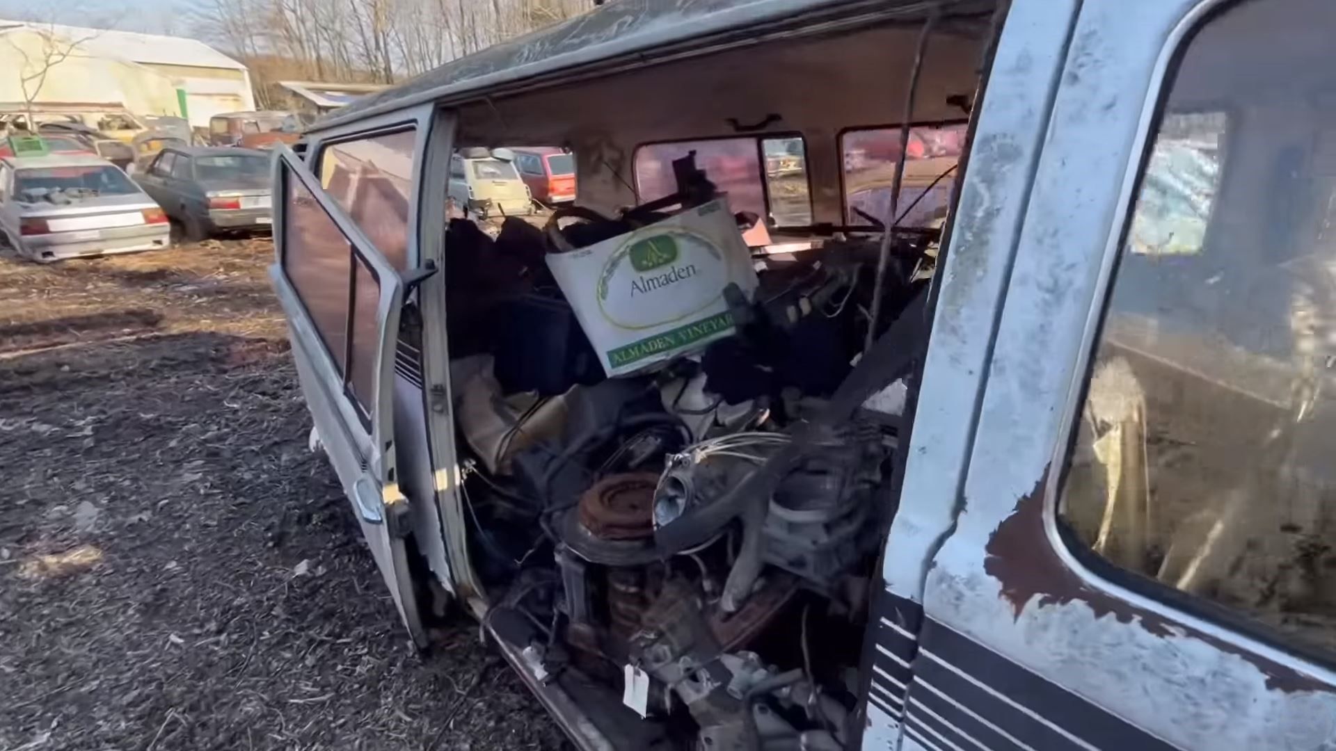 Ônibus Volkswagen T1 cheio de motores