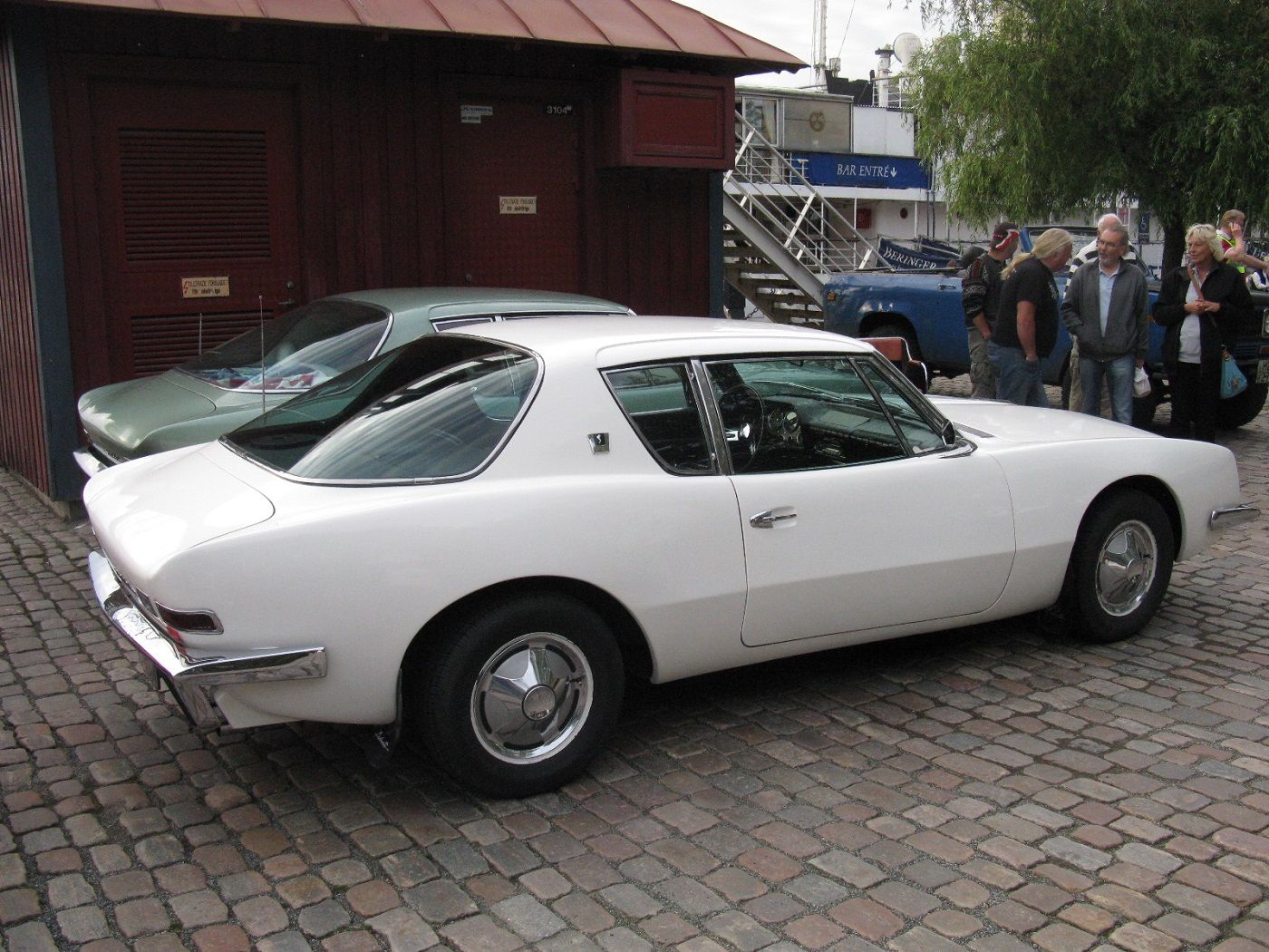 Studebaker Avanti branco estacionado na traseira
