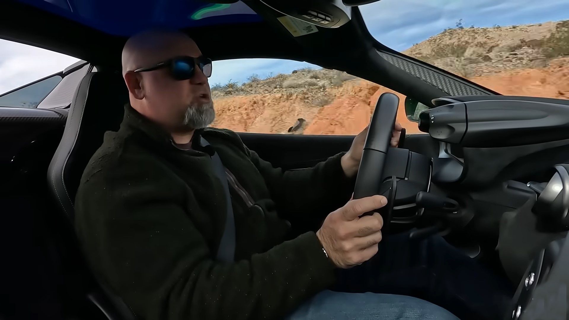 Interior verde do McLaren 750S Spider 2024 com foto lateral de Matt Farah