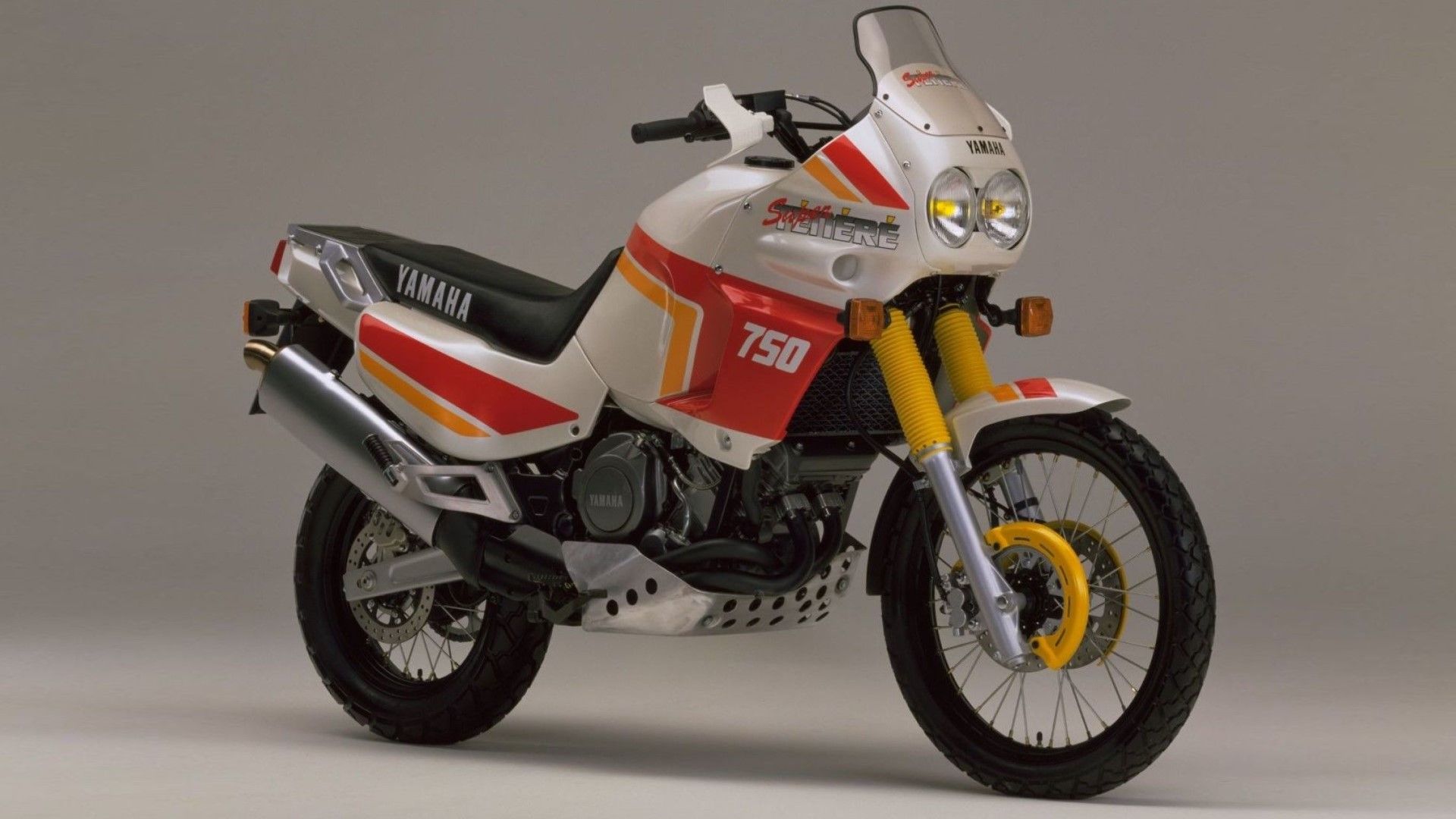 Vista frontal do terceiro trimestre da Yamaha XTZ750 Super Ténéré