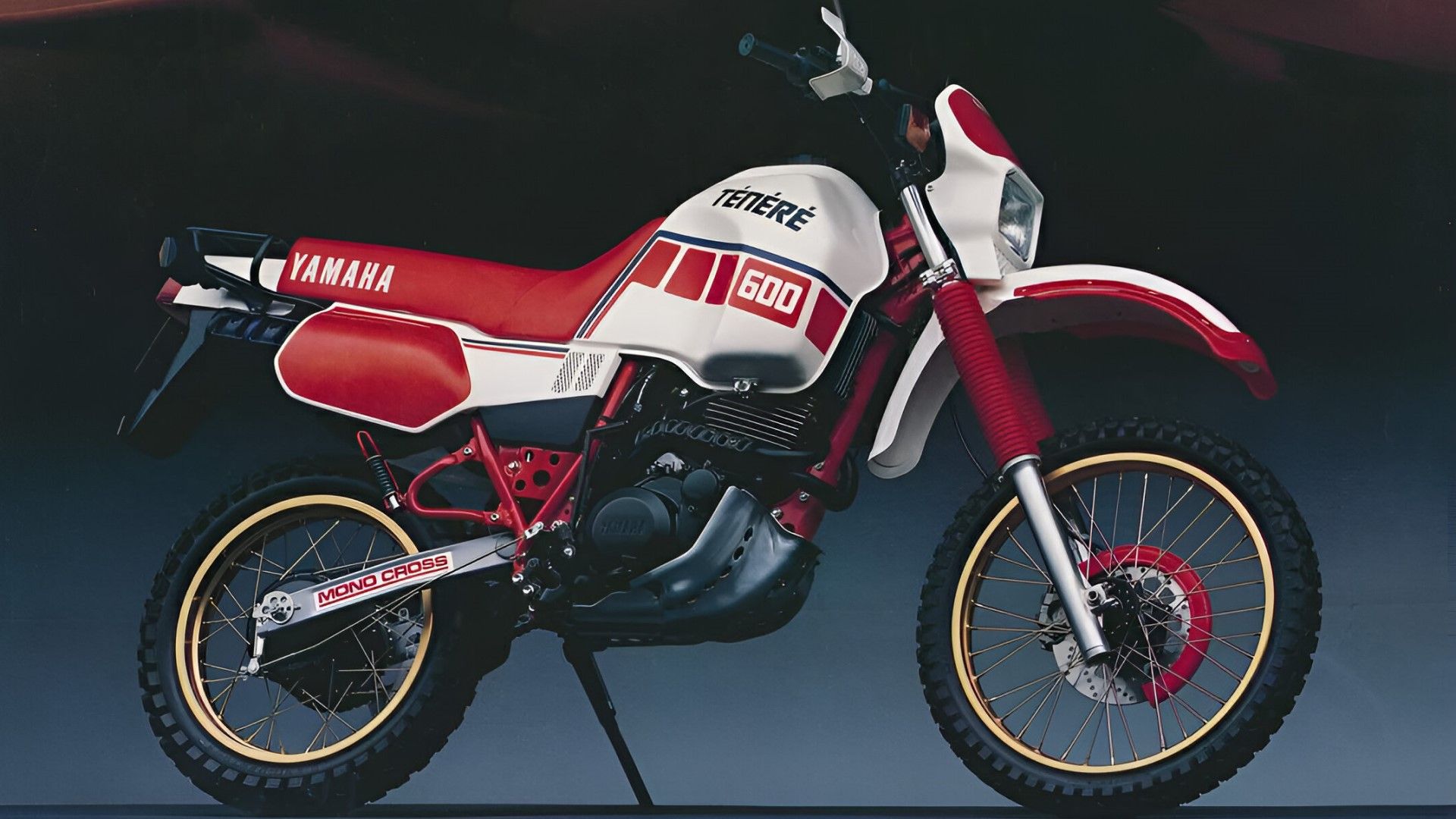 Vista frontal do terceiro quarto da Yamaha XT600 Tenere 1987