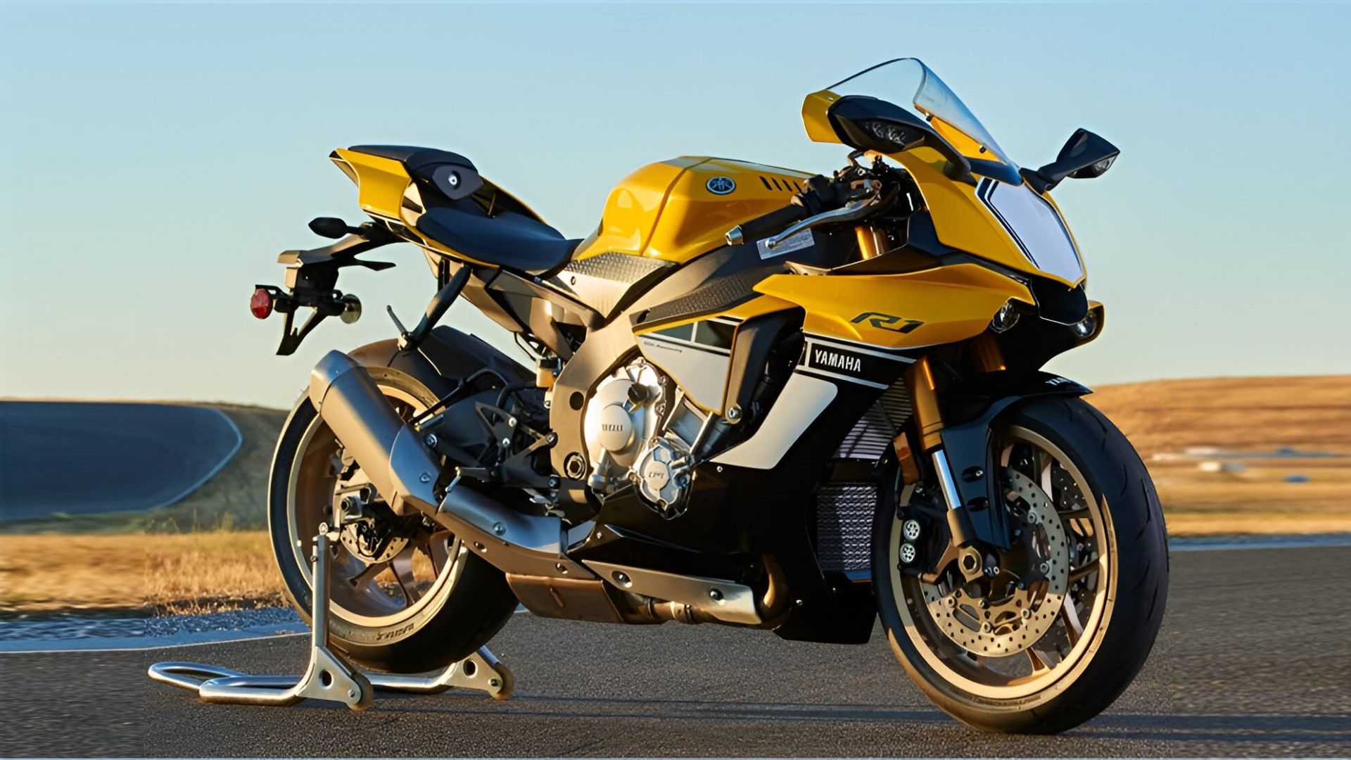 Vista frontal do terceiro quarto da Yamaha YZF-R1 2015