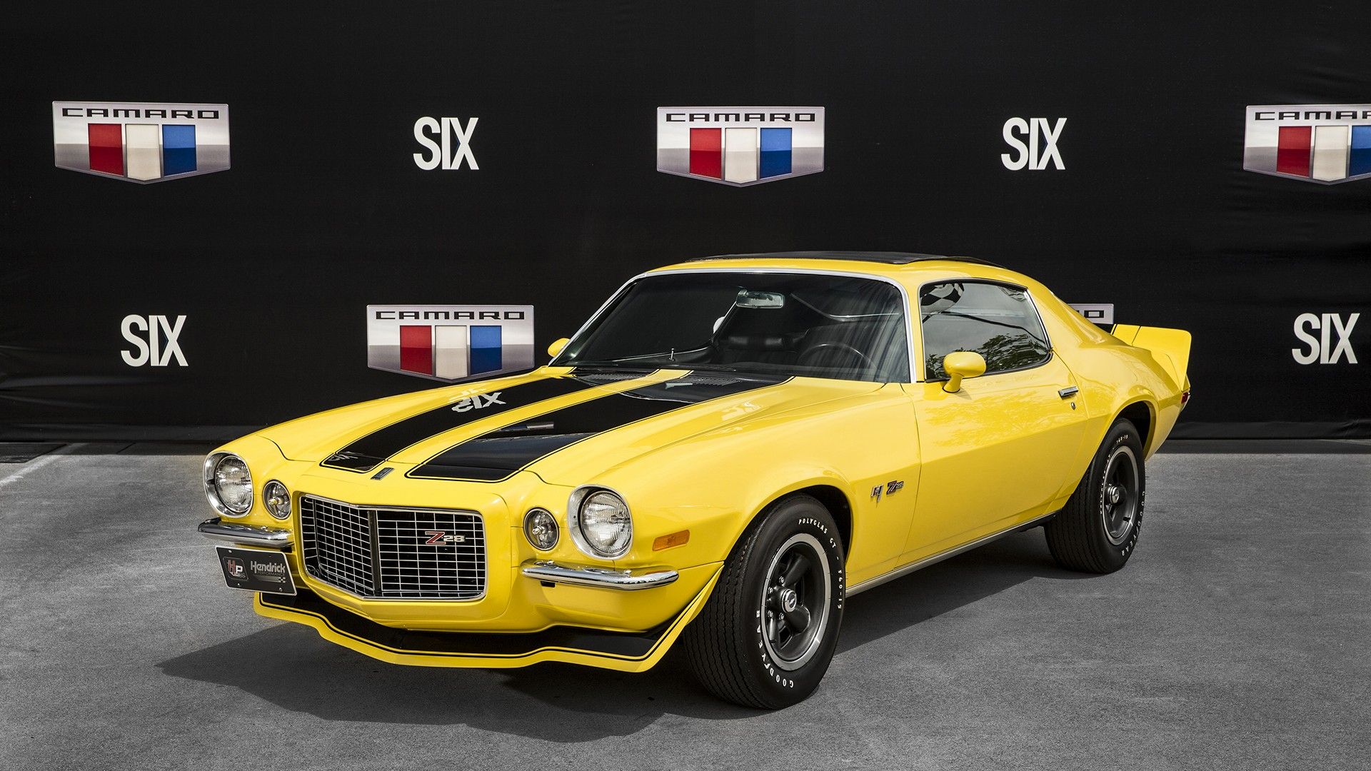 amarelo 1970 Chevrolet Camaro Z28 Hurst Sunshine Special estacionado em ambiente fechado