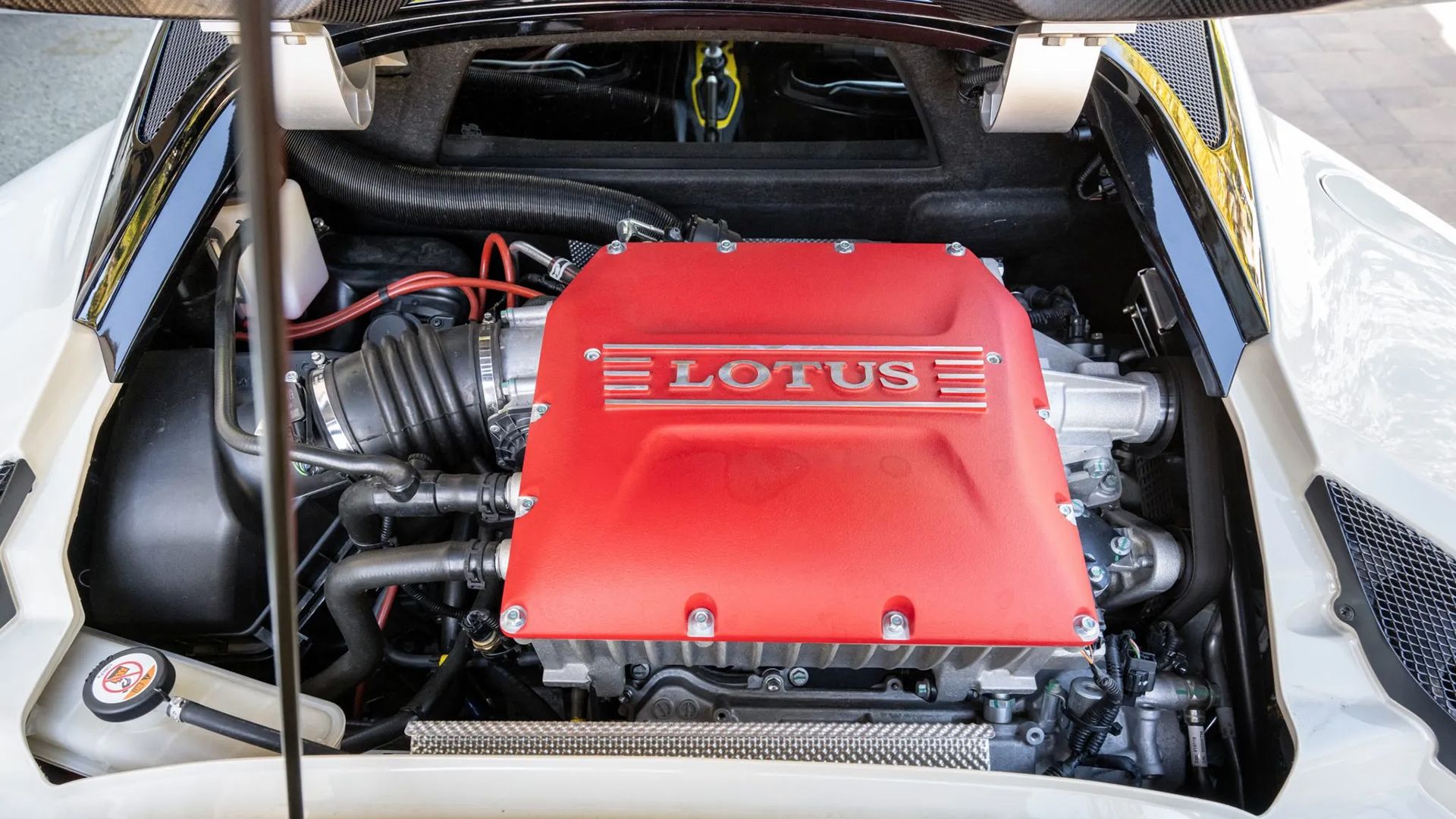 Vista superior do compartimento do motor do Lotus Evora com um motor 2GR FE V6 