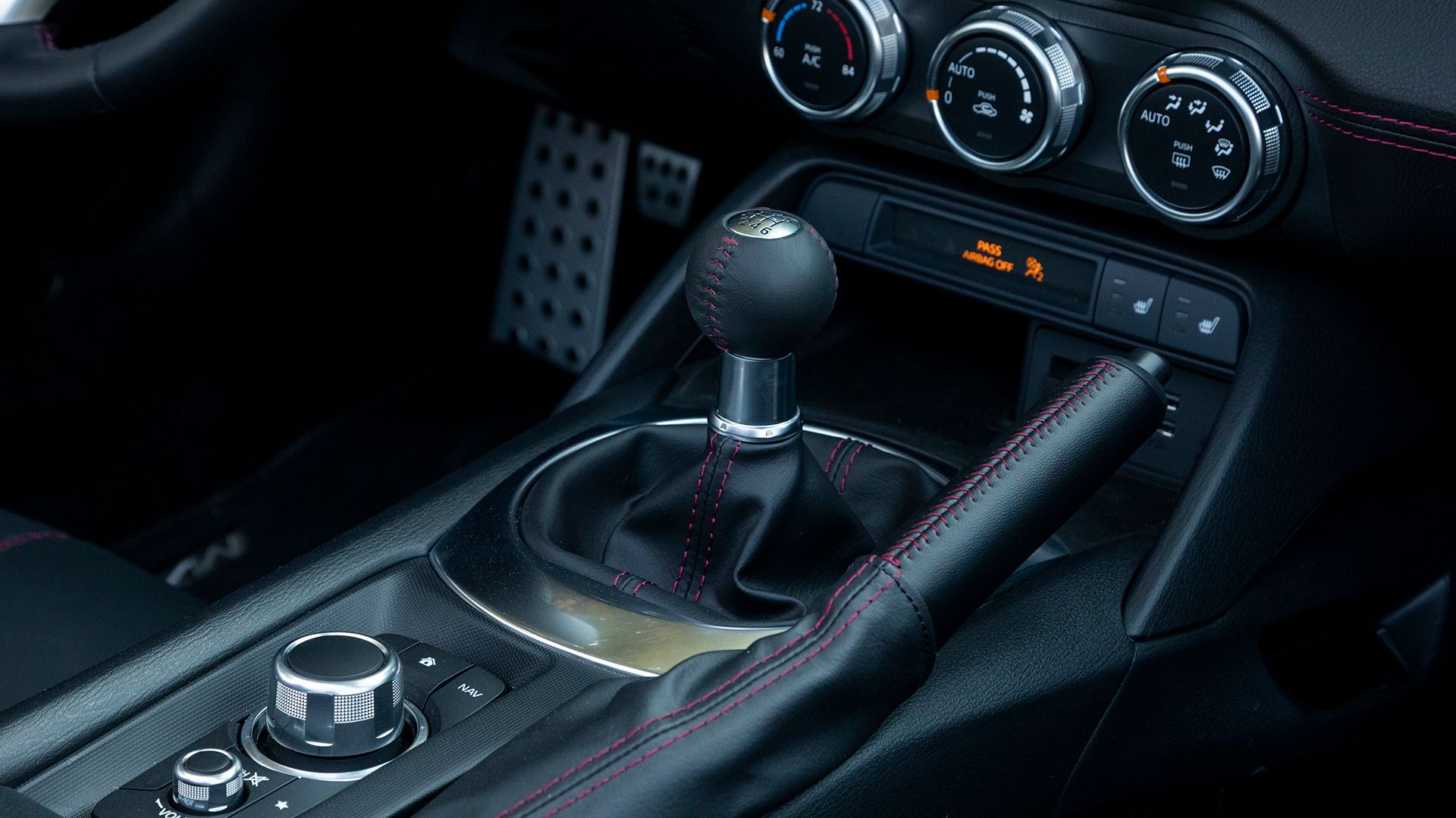 Console central interno do Mazda MX-5 Miata 2023