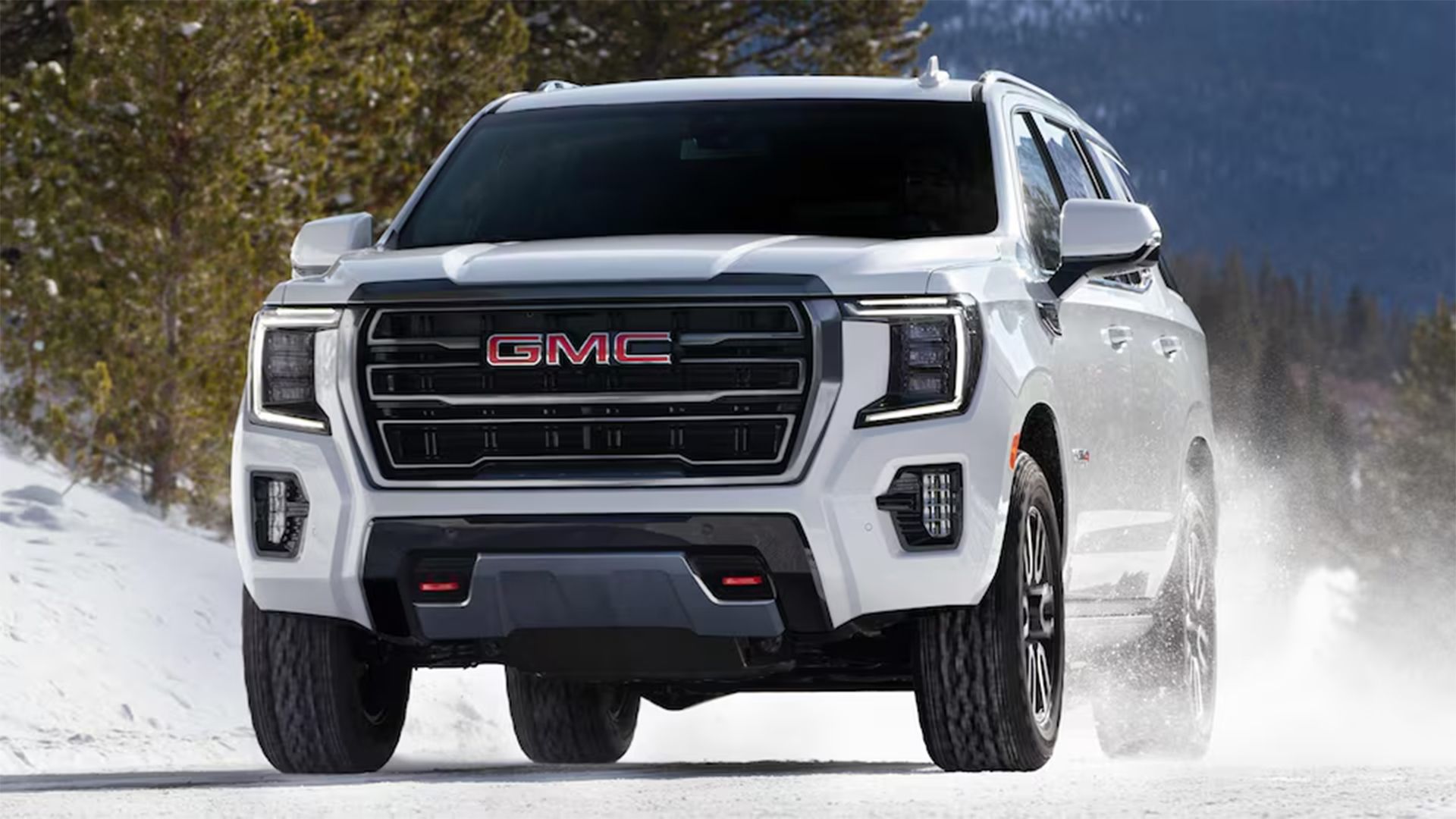 GMC Yukon 2024 branco dirigindo