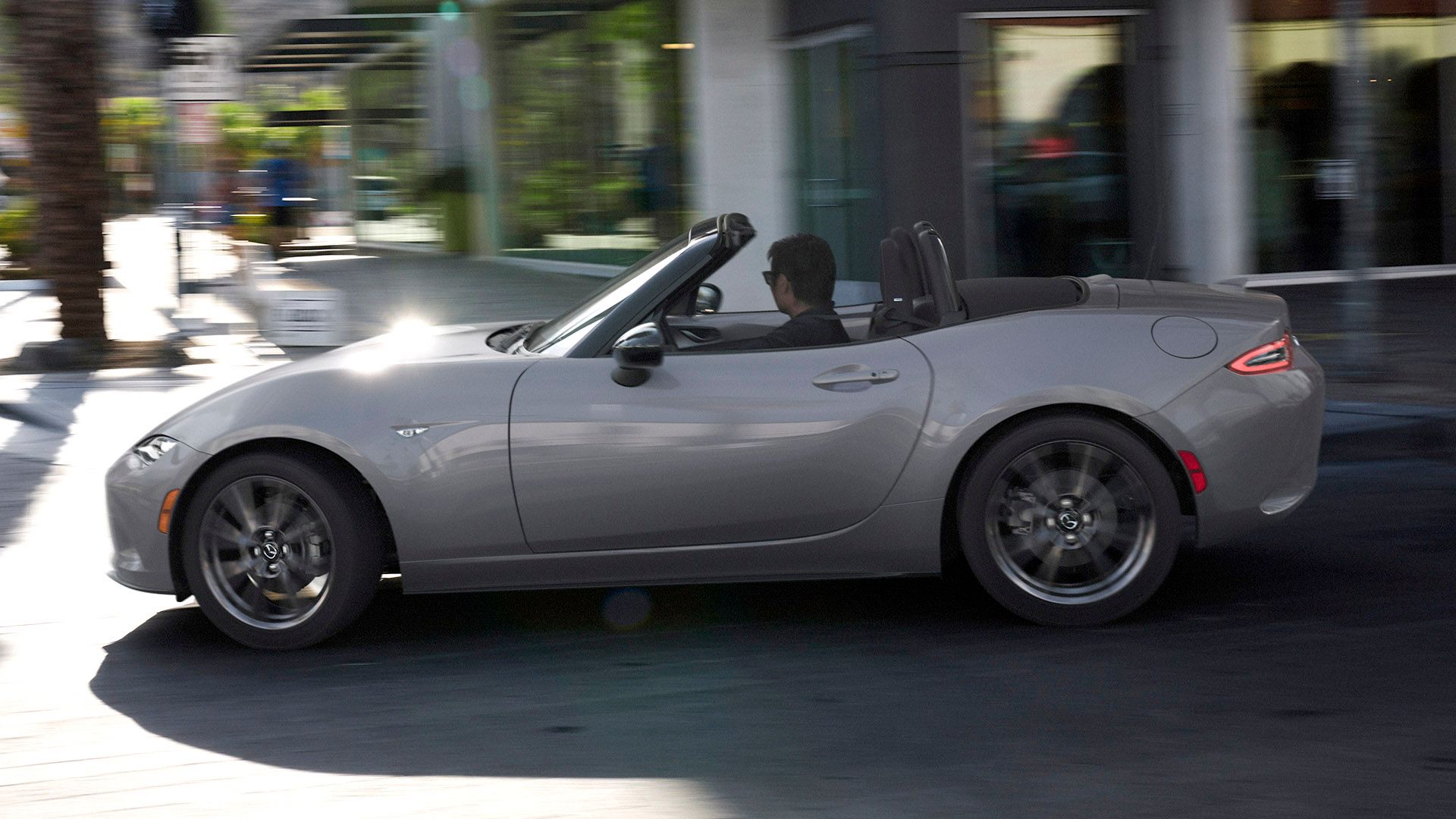 Cinza 2024 Mazda MX-5 Miata dirigindo
