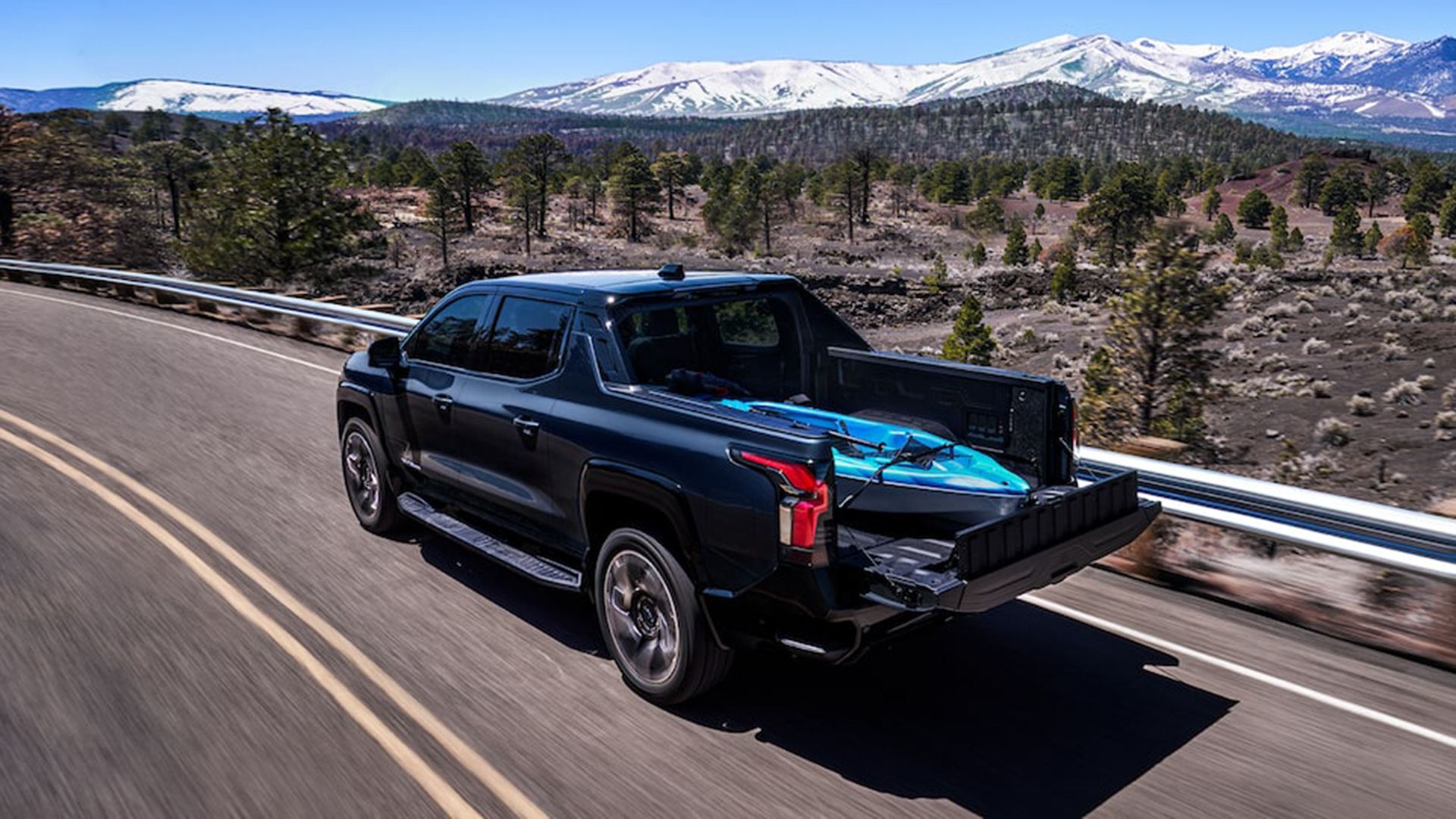 Traseira traseira do quarto de estrada Silverado EV RST 2024
