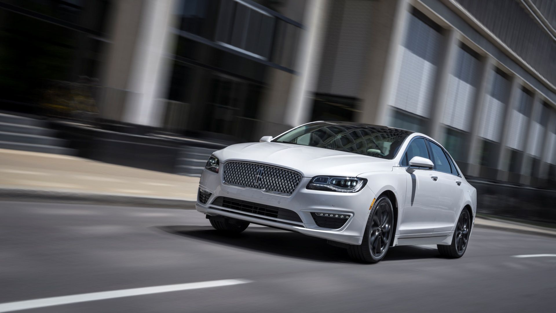 2023 Lincoln MKZ em ângulo de movimento 