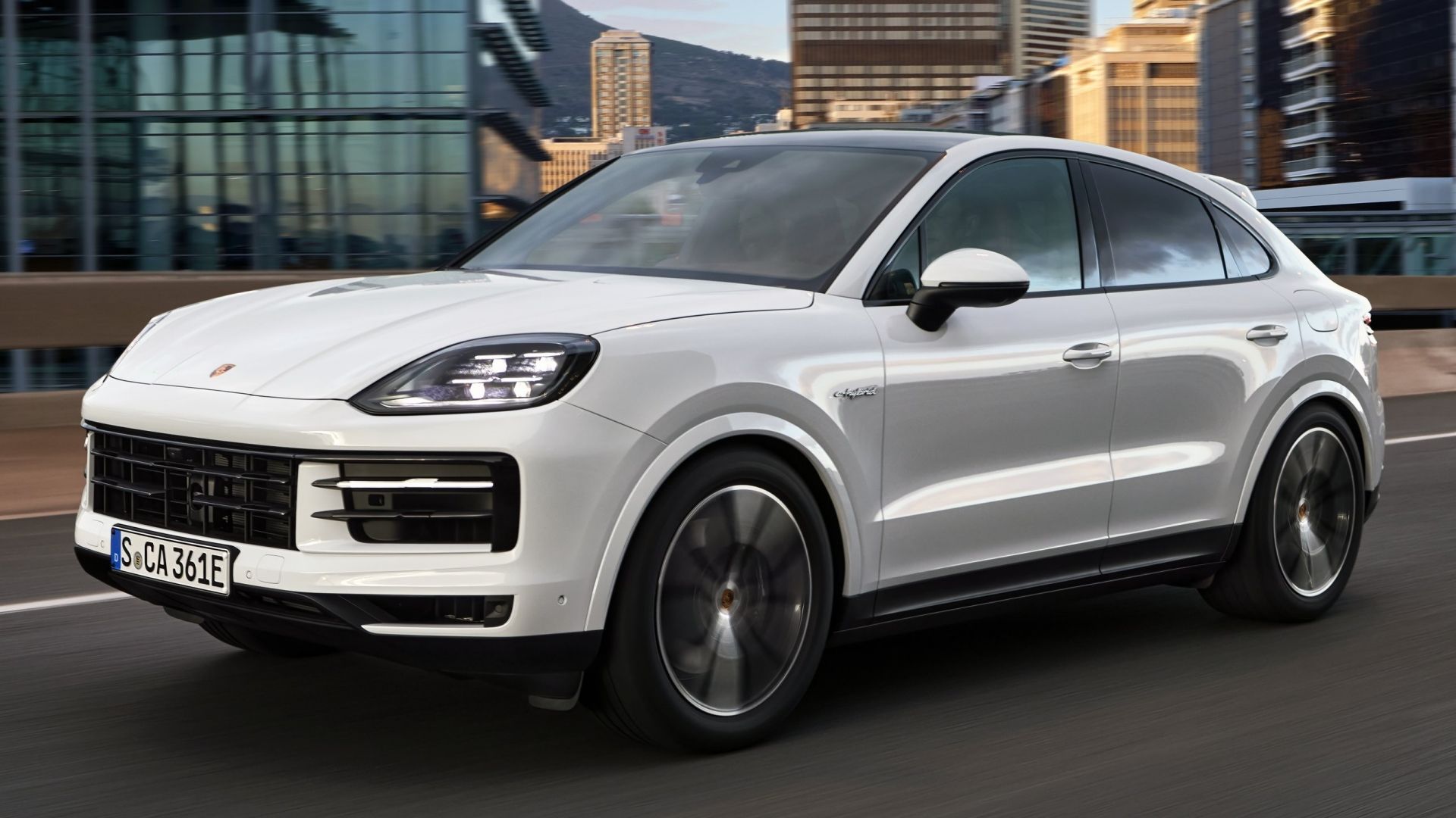 porsche cayenne e-hybrid coupe frente quarto branco