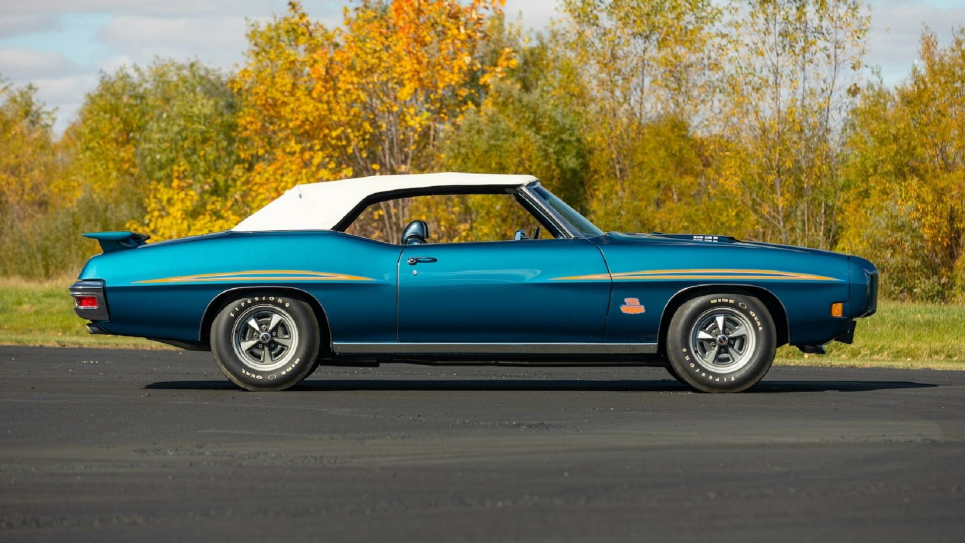 Lado azul do Pontiac GTO conversível 1970