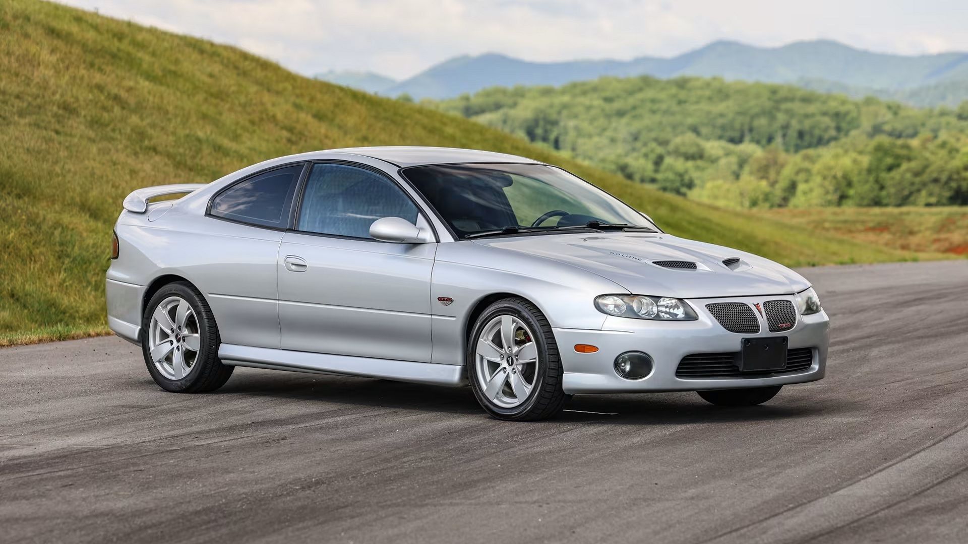 Lado prata 2006 do Pontiac GTO