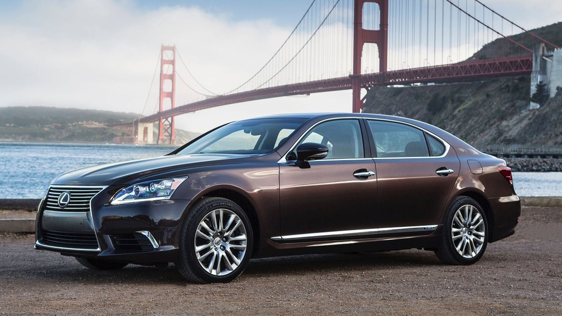 2015 Lexus LS - front 3_4 angle