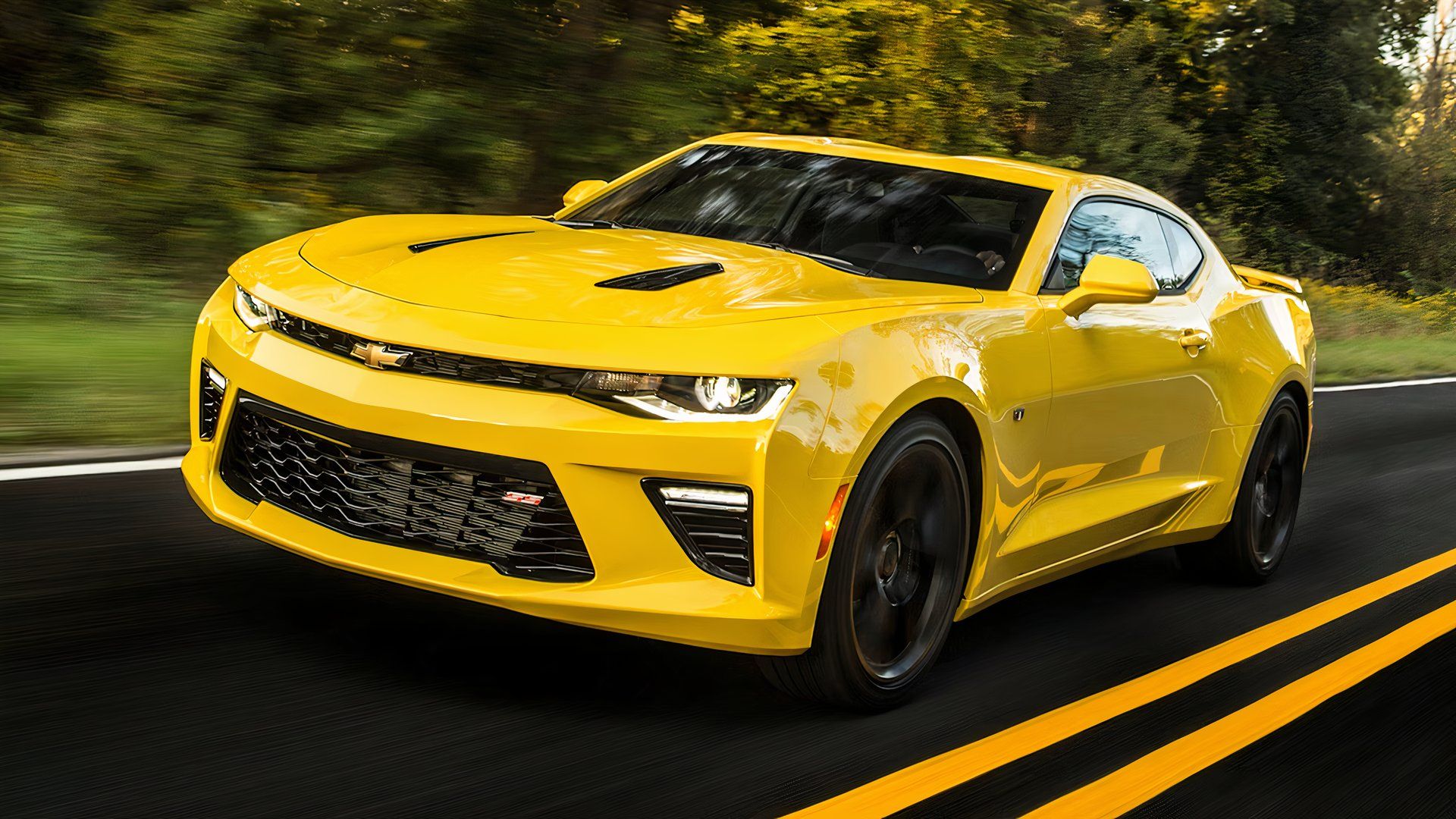Chevrolet Camaro SS 2016 em amarelo com rodas pretas em uma rua