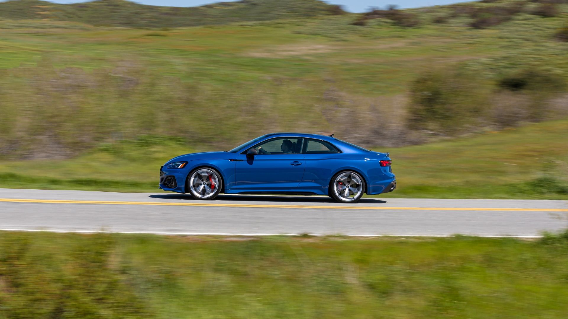 2024 Audi RS5 Coupe em movimento lateral