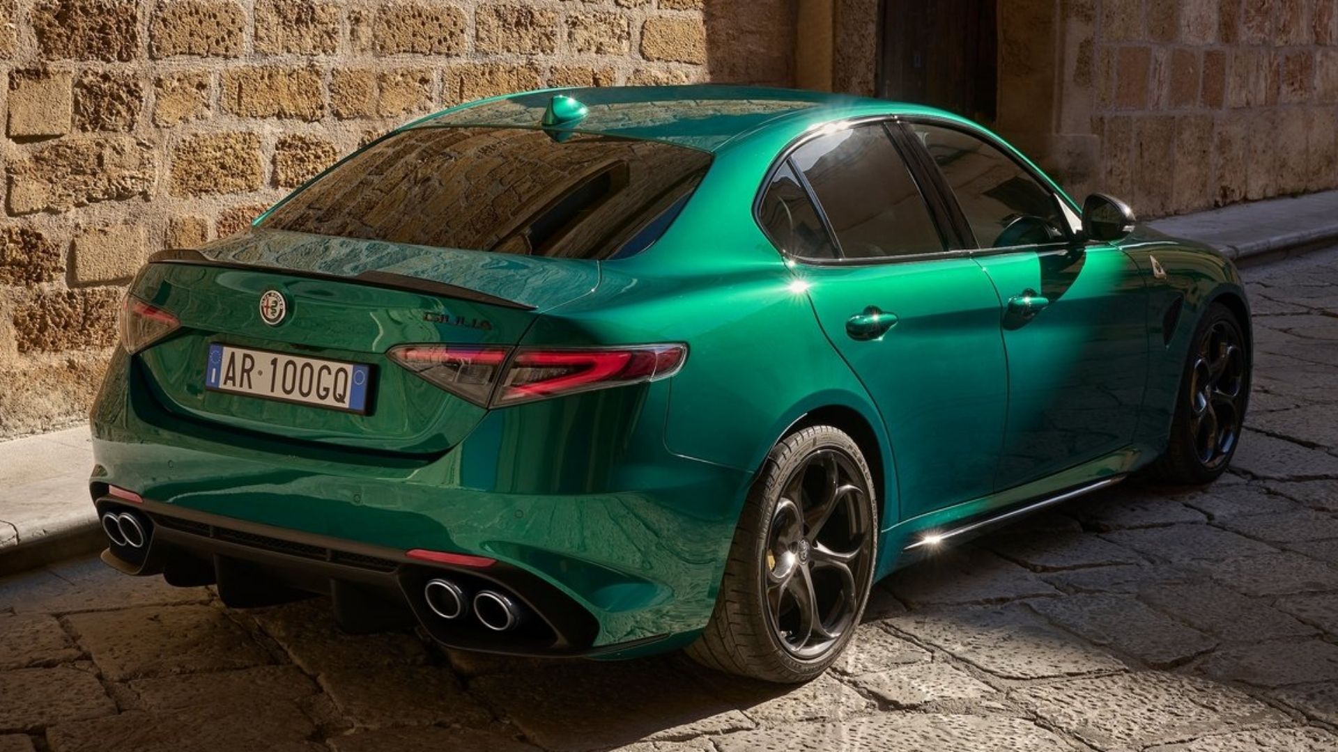 alfa romeo giulia quadrifoglio quarto traseiro verde