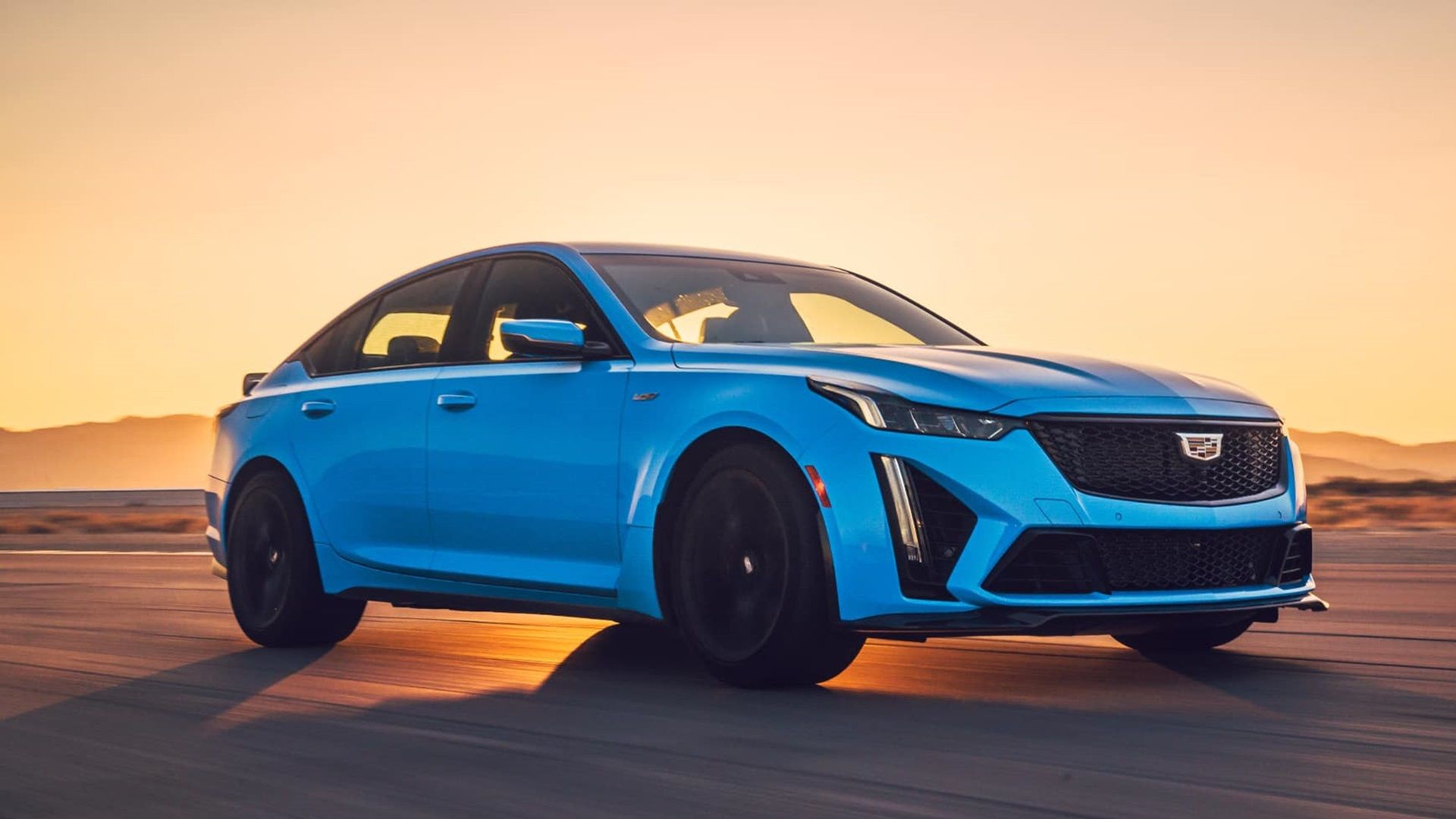 Cadillac CT5-V Blackwing azul 2023 com rodas pretas em uma estrada